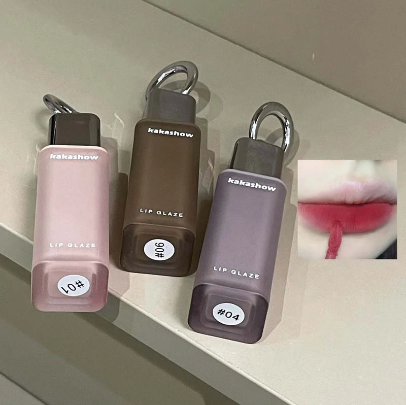 カカショウ エアミスト カラーリップグロスは繊細で、潤いを与え、乾燥することなく長持ちします。 リップグロス