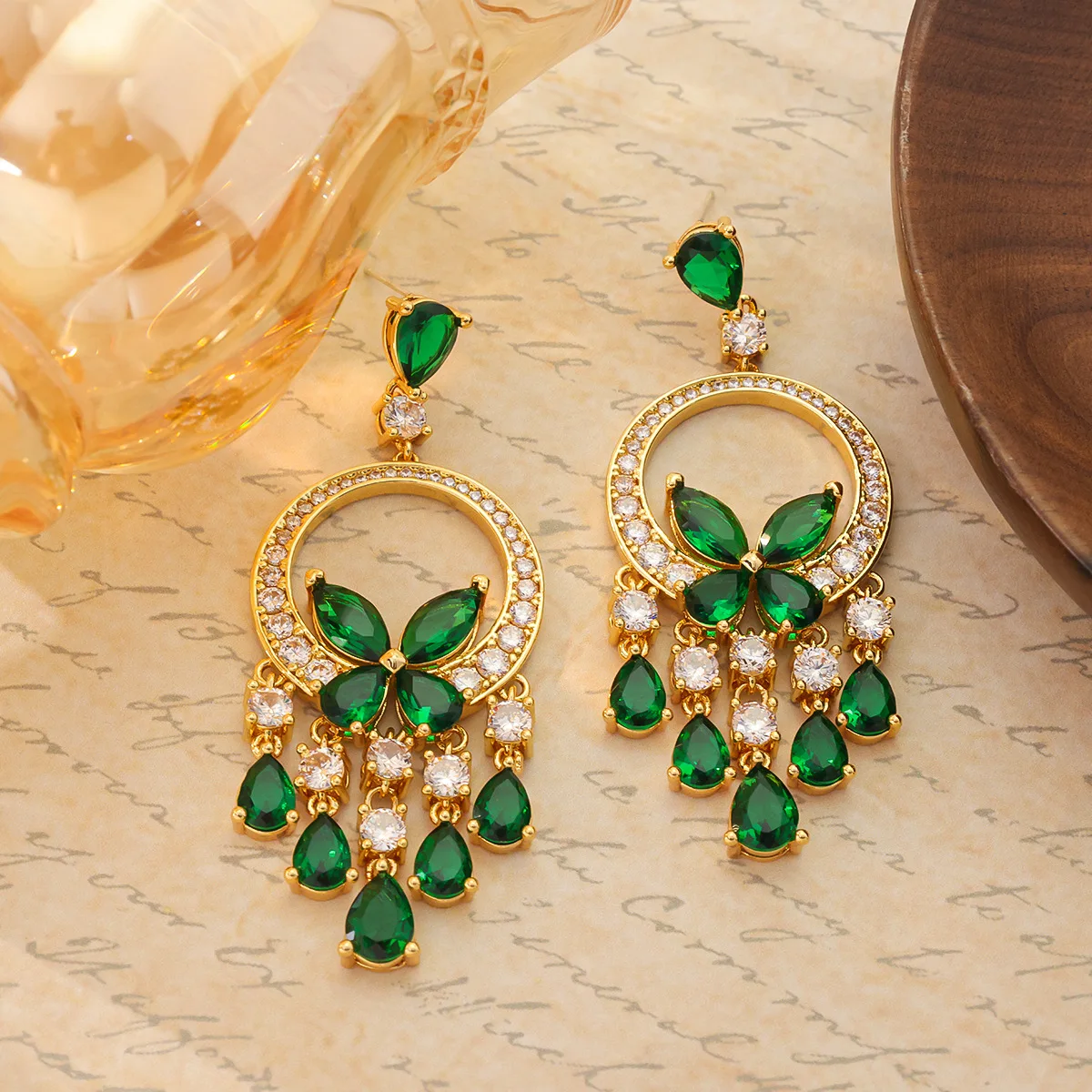 

Изумрудные бабочки, тяжелые серьги с цирконием, великолепные вечерние нишевые легкие роскошные элегантные серьги-иглы из серебра 925 пробы