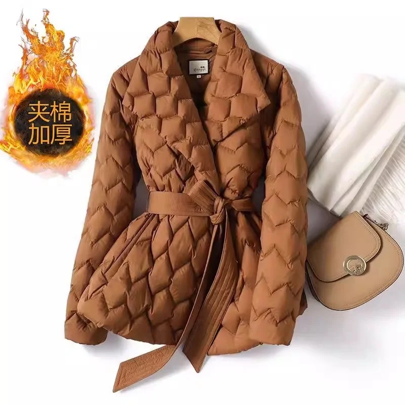 

Новая коллекция осень-зима: приталенное пальто с V-образным вырезом, шнуровкой и элементами пэчворка, однотонная верхняя одежда с длинными рукавами w2