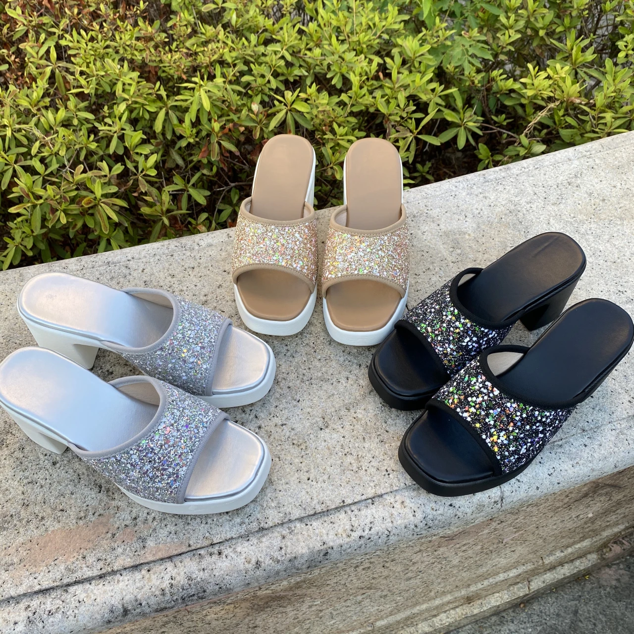 

Модные женские тапочки с открытым носком на высоком каблуке. Лето 2023. Новый дизайн с квадратными блестками. Нескользящие уличные тапочки на толстой подошве.