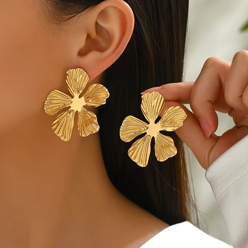 

Exaggerated Metal Flower Stud Earrings for Women New Fashion Unique Simple Temperament Personalized Ladies Party Unusual Jewelry