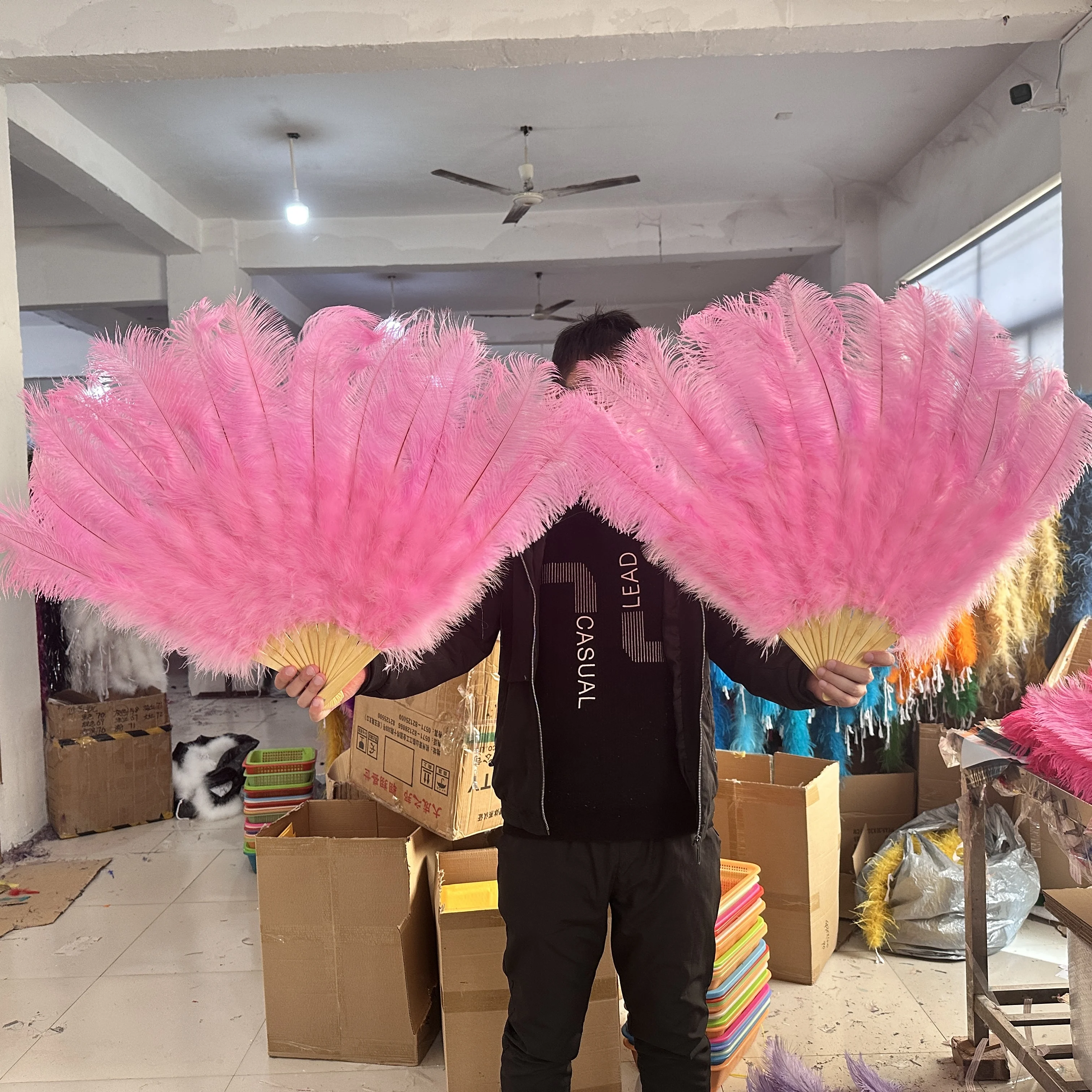 

Big Pink Ostrich Feathers Fan Wedding Carnival Celebration Show DIY Decorative Halloween Party White Feathers Fan 13 Bones