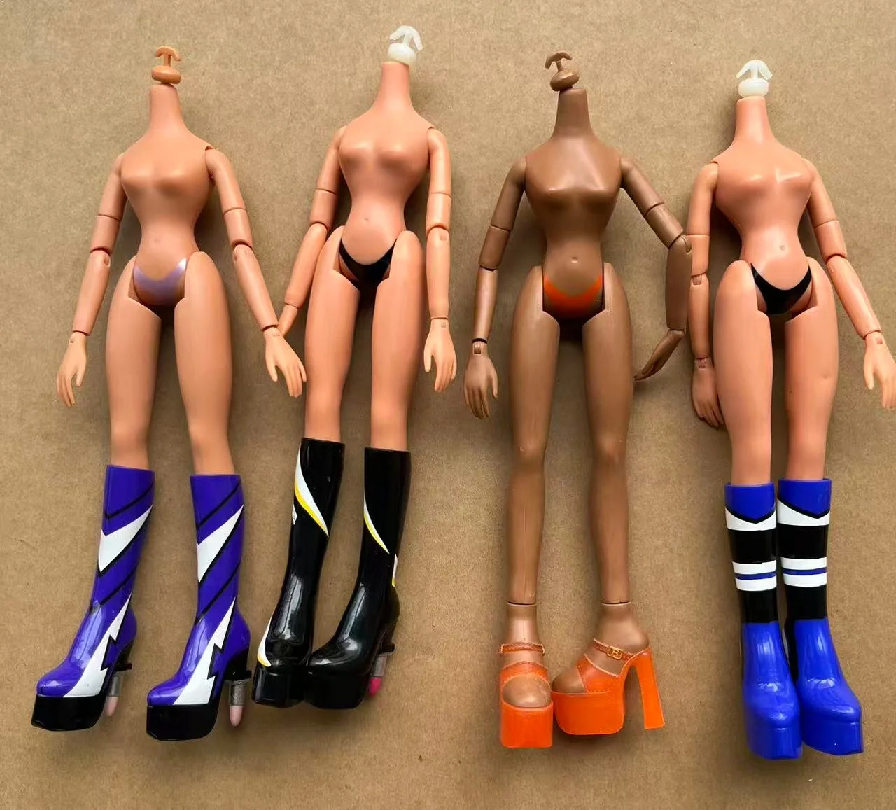 

Коллекция игрушечных фигурок для танцующей девушки, коричневое кофейное тело из кожи с обувью, классические тонкие кукольные туфли, сапоги, красочные детали для одевания