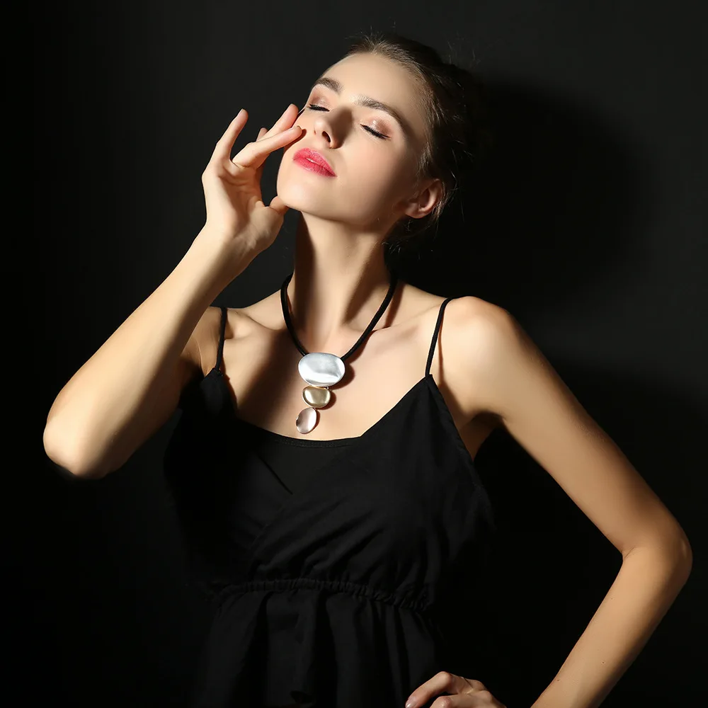 DIY accessories Short necklace special for Europe, America, exquisite fashion simple creative disc stacking pendant women's allo
