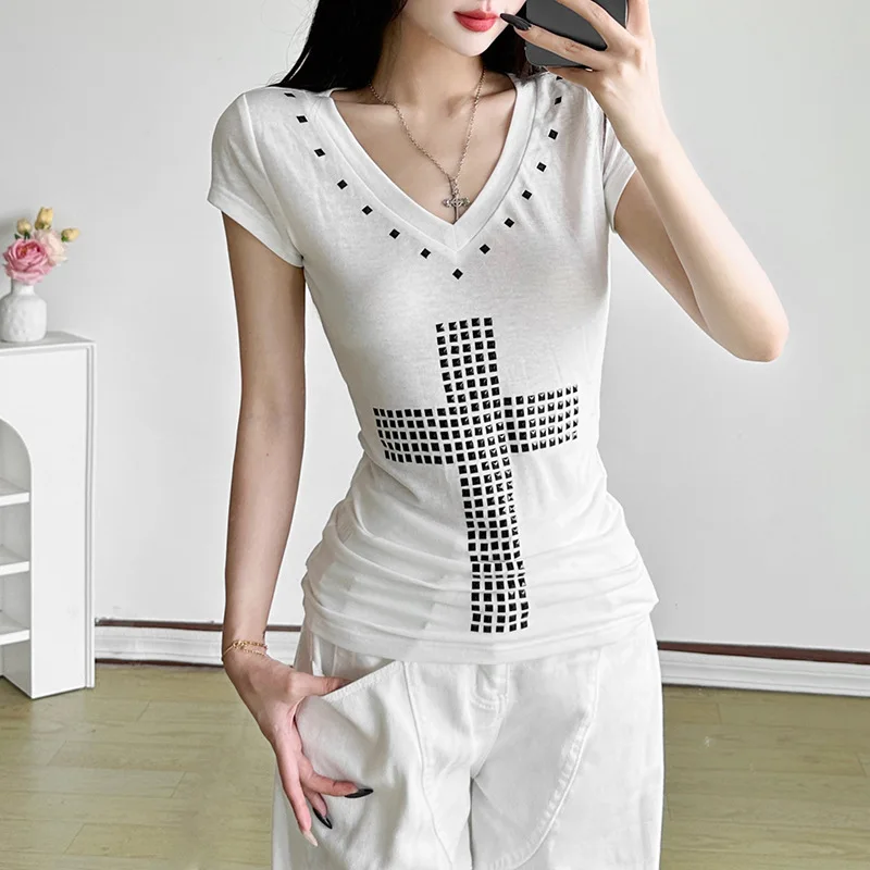 

Spicy girls can wear short cross print tops while shopping. Cool girls can wear versatile Y2K comfortable short t-shirts