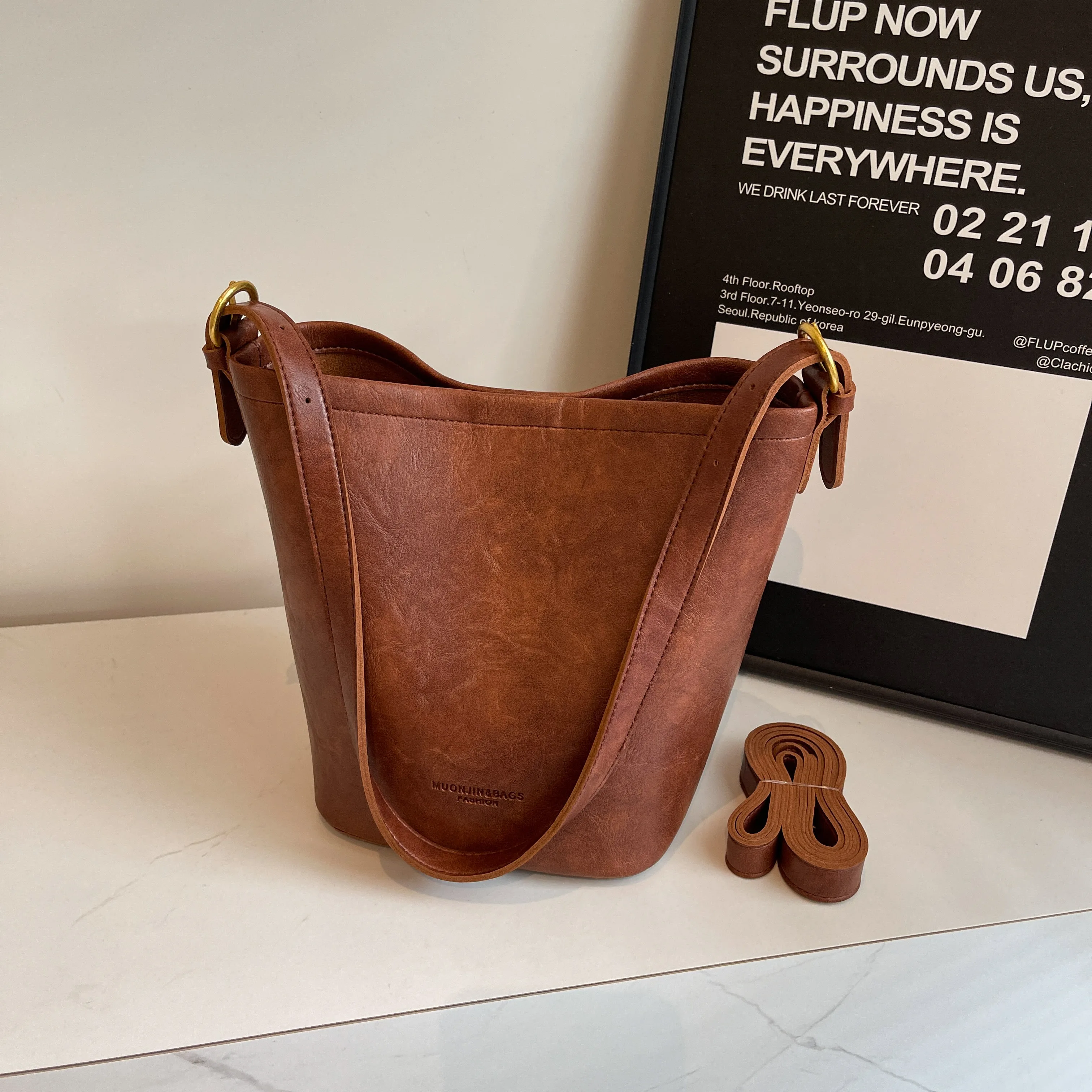 

Fashionable and high-end retro women's bag 2024 new handbag bucket bag niche versatile crossbody bag