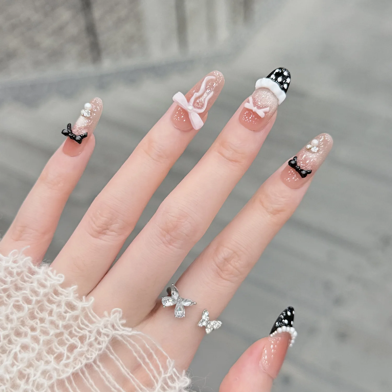 

10Pcs Sweet Cool Handmade False Nails Set Black Lace French Bowknot Press on Nails Polka Dots Pearl Decor Full Cover Nails Art