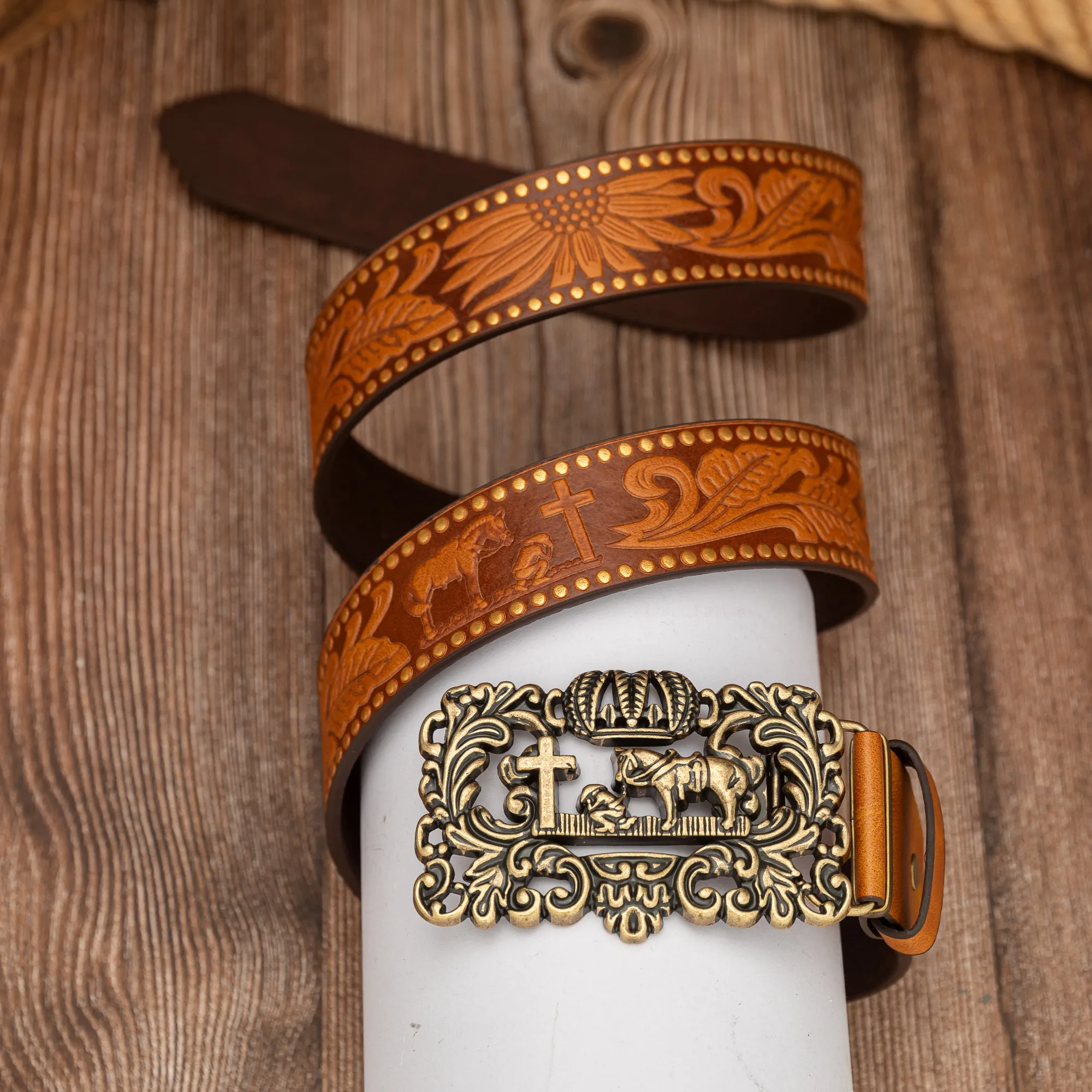 Crown hollow-patterned horseman buckle, horseman PU embossed hand-painted leather belt, suitable for both men and women.