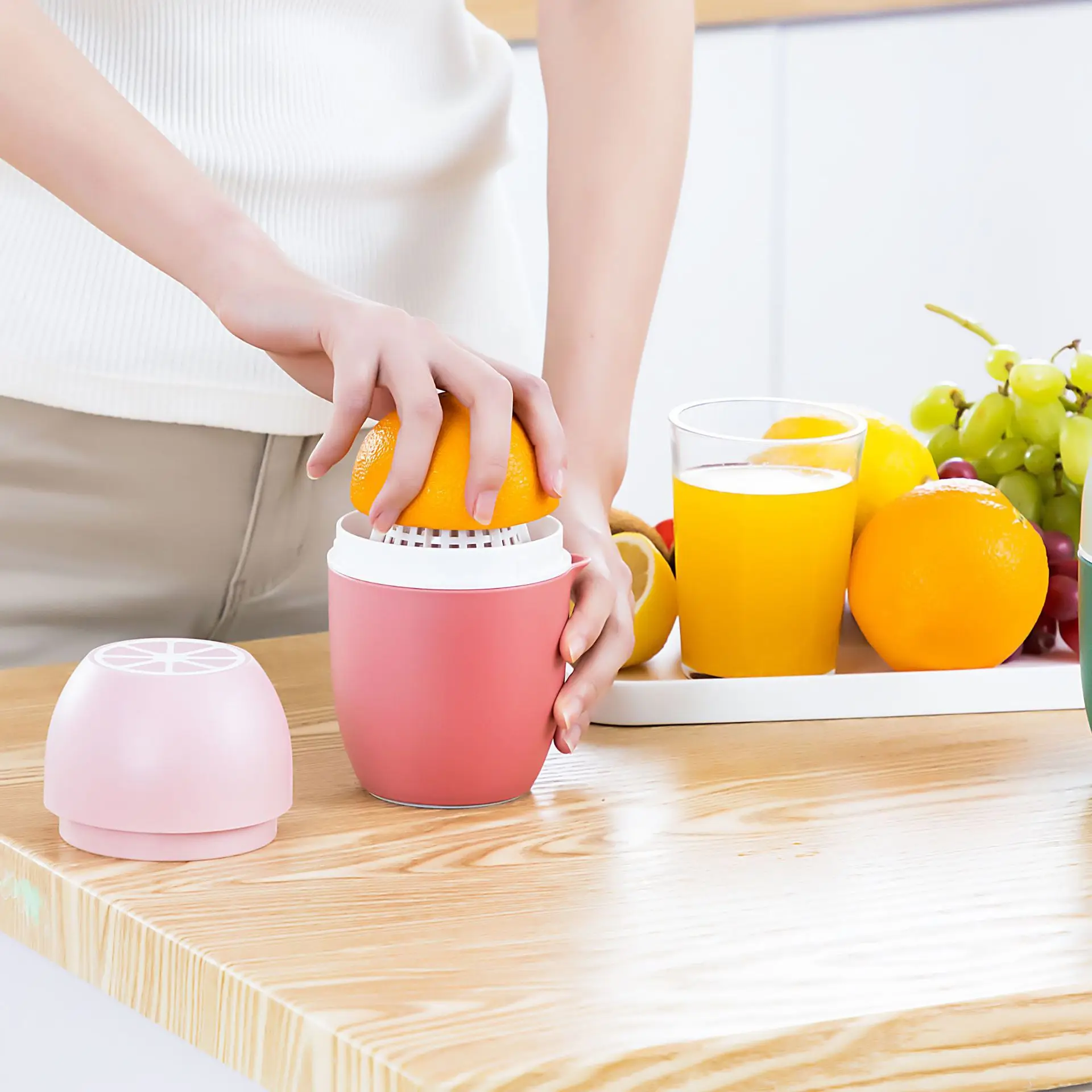 Portable Manual Juicer Cup, Mini Simple Fruit Orange Juice, Small Household Manual Juicer, Hand Squeeze Lemon Juicer