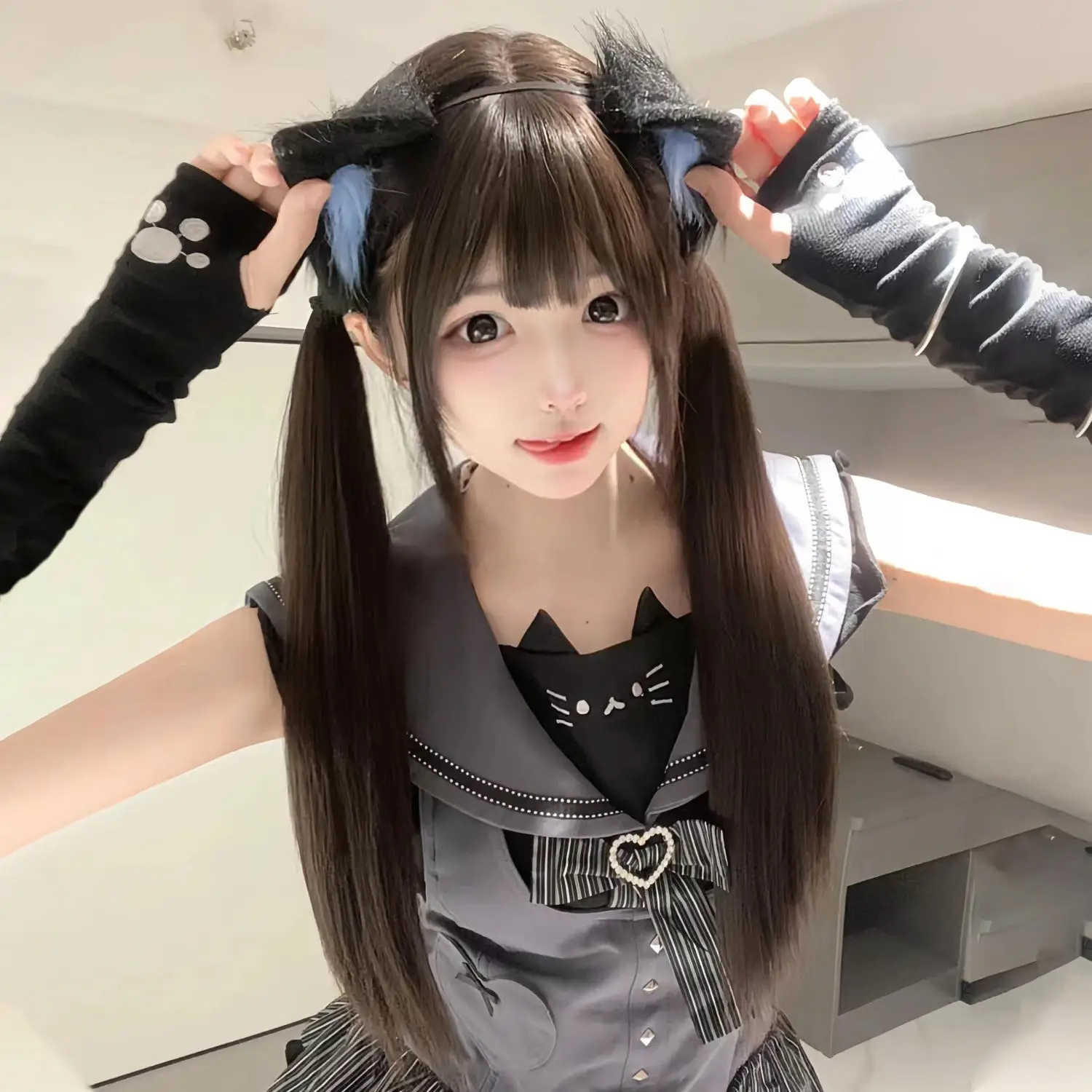 合成ウィッグ、柔らかくふわふわした「シャオミ」風フェイクヘア、ロリータ系のかわいい女の子向けのロングストレートヘア、コールドブラウンの前髪付きショートボブ