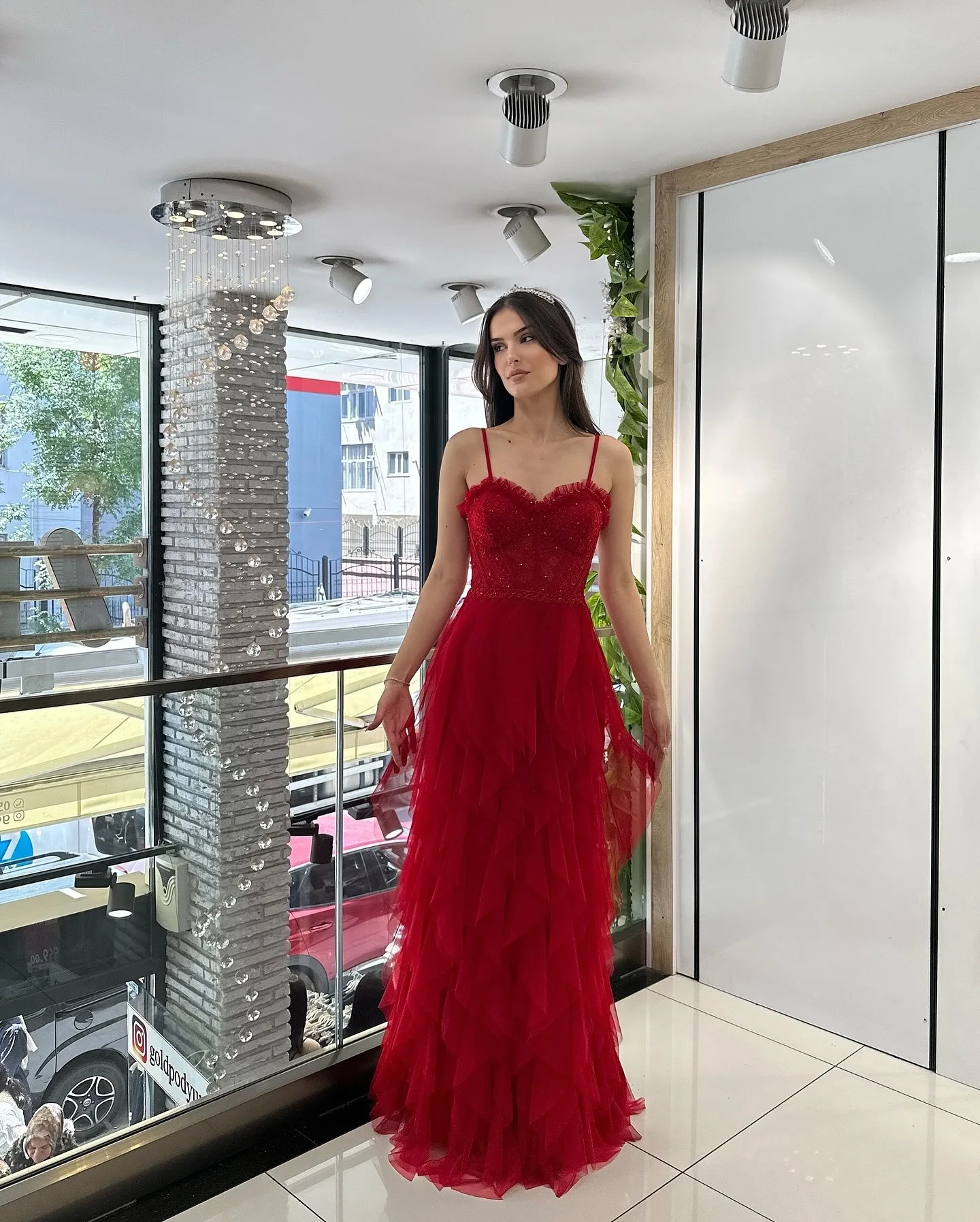 2025 feito sob encomenda em linha reta sem alças tule vestido de festa requintado cintas de espaguete ruched em camadas zíper voltar vestido de noite