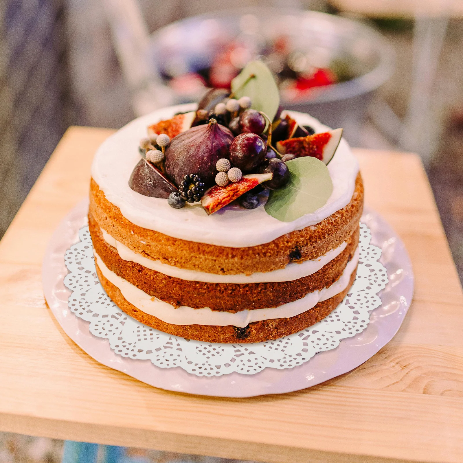 

100Pcs White Lace Paper Doilies 7.5inch Cake Pad for Baking Oil Absorbent Cupcake Liner Party Tray Decor Coffee Bar Home Kitchen