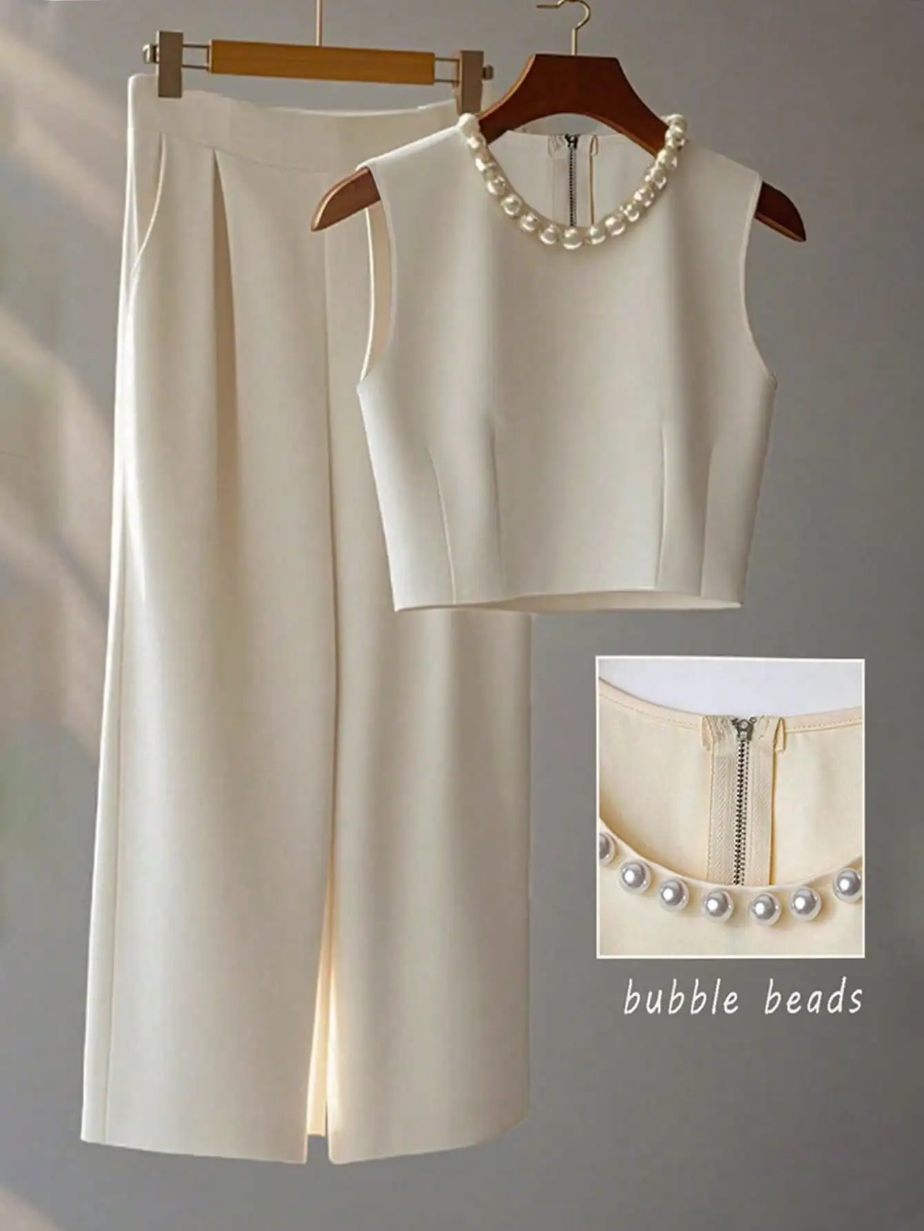 

Кремовый комплект: укороченный топ без рукавов с жемчужной отделкой и брюки с широкими штанинами