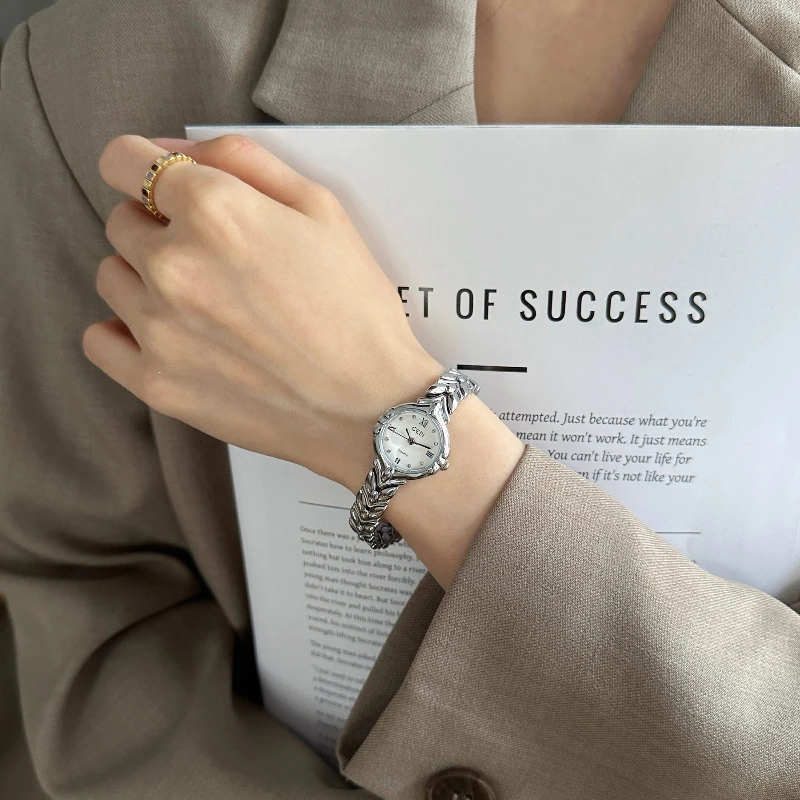 

Medieval style design quartz watch new light luxury student trend niche women high sense temperament noble women bracelet watch