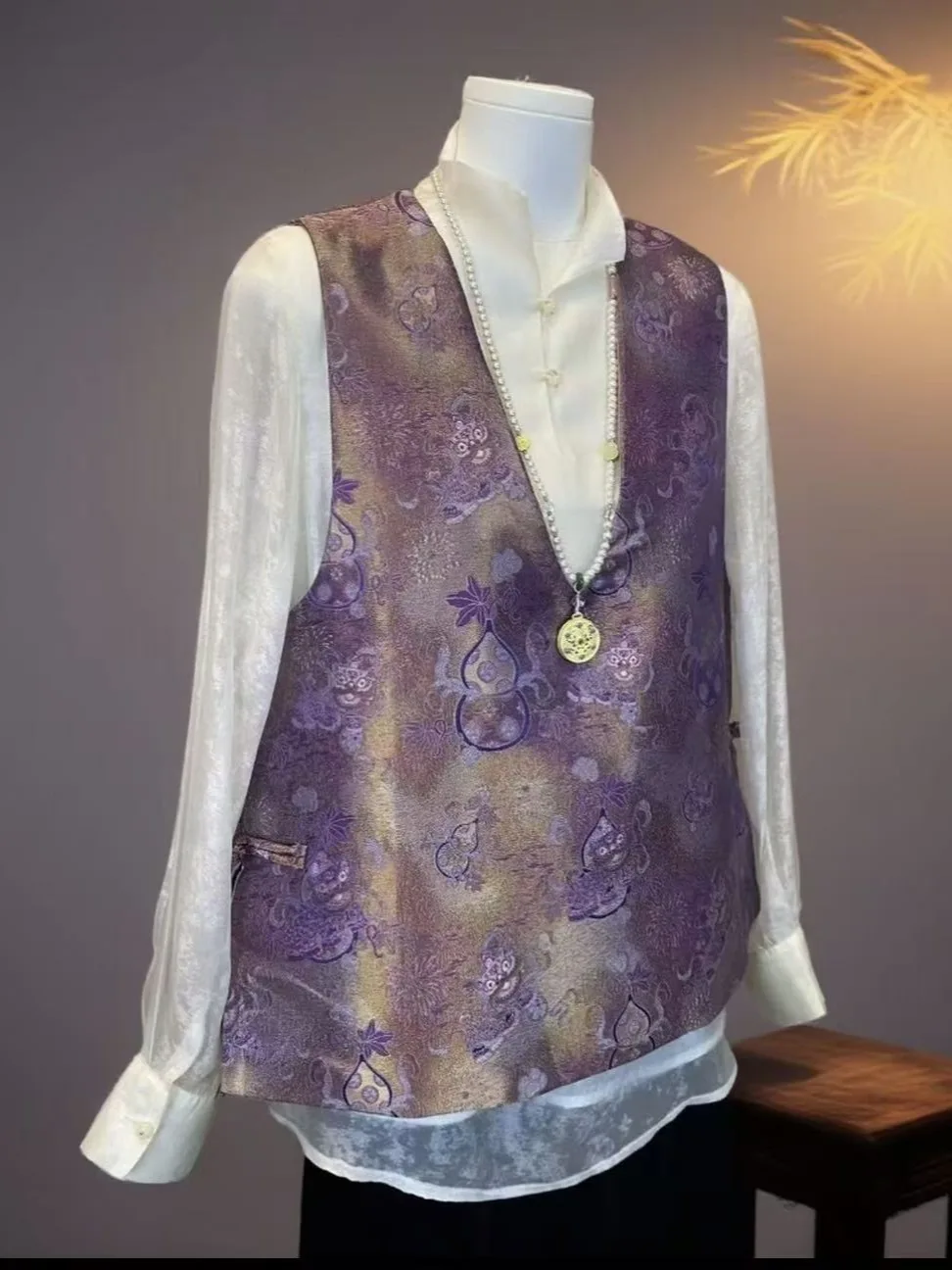 

Новая коллекция Весна 2026: Женский укороченный жилет в стиле раннего ретро с вышивкой в национальном стиле Тан, ультракороткий, с круглым вырезом, в стиле Тан.