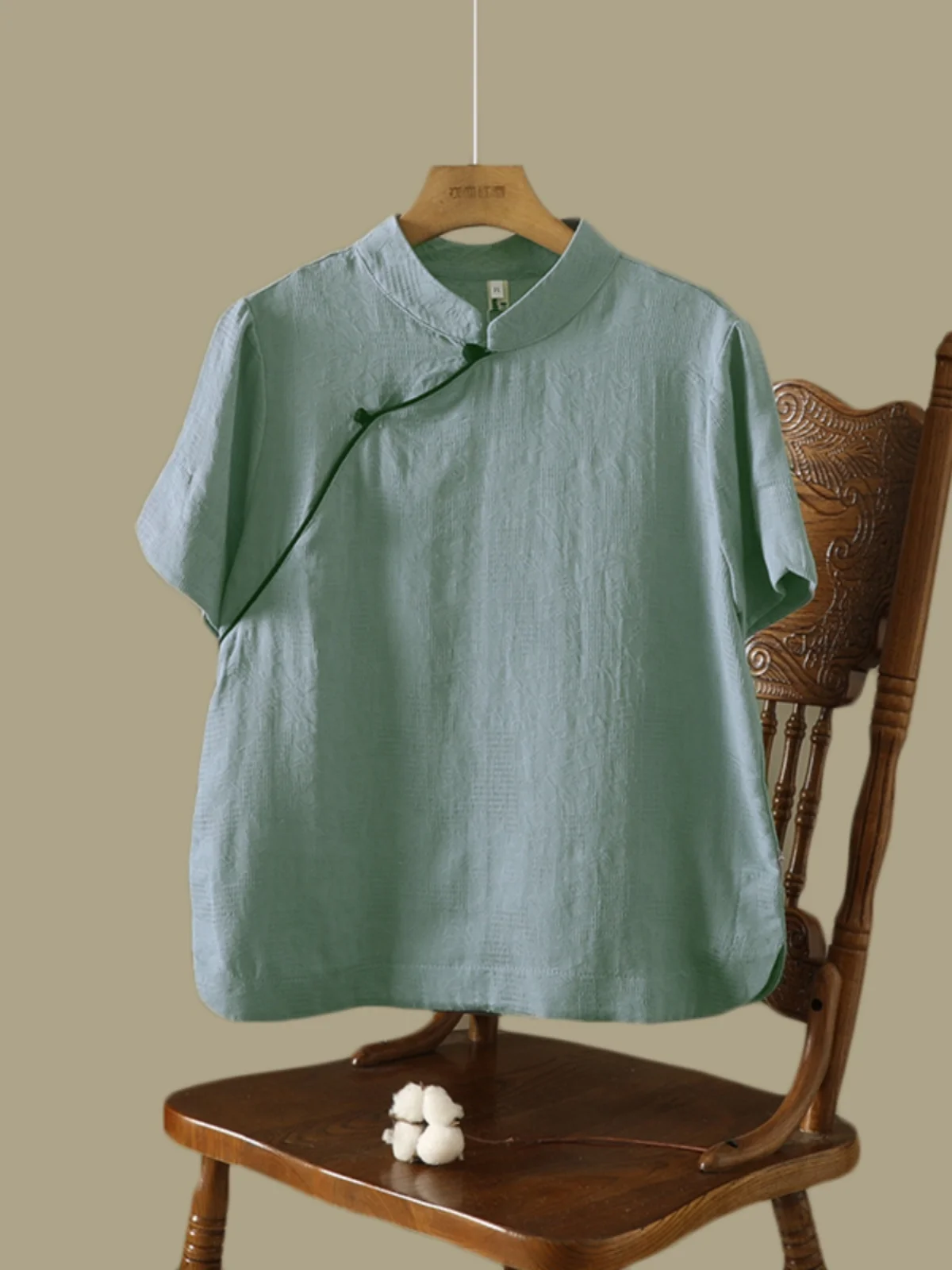 ゆったりとした綿麻または麻の女性用大きいサイズカジュアル襟サイドボタンデザイン無地サマートップ