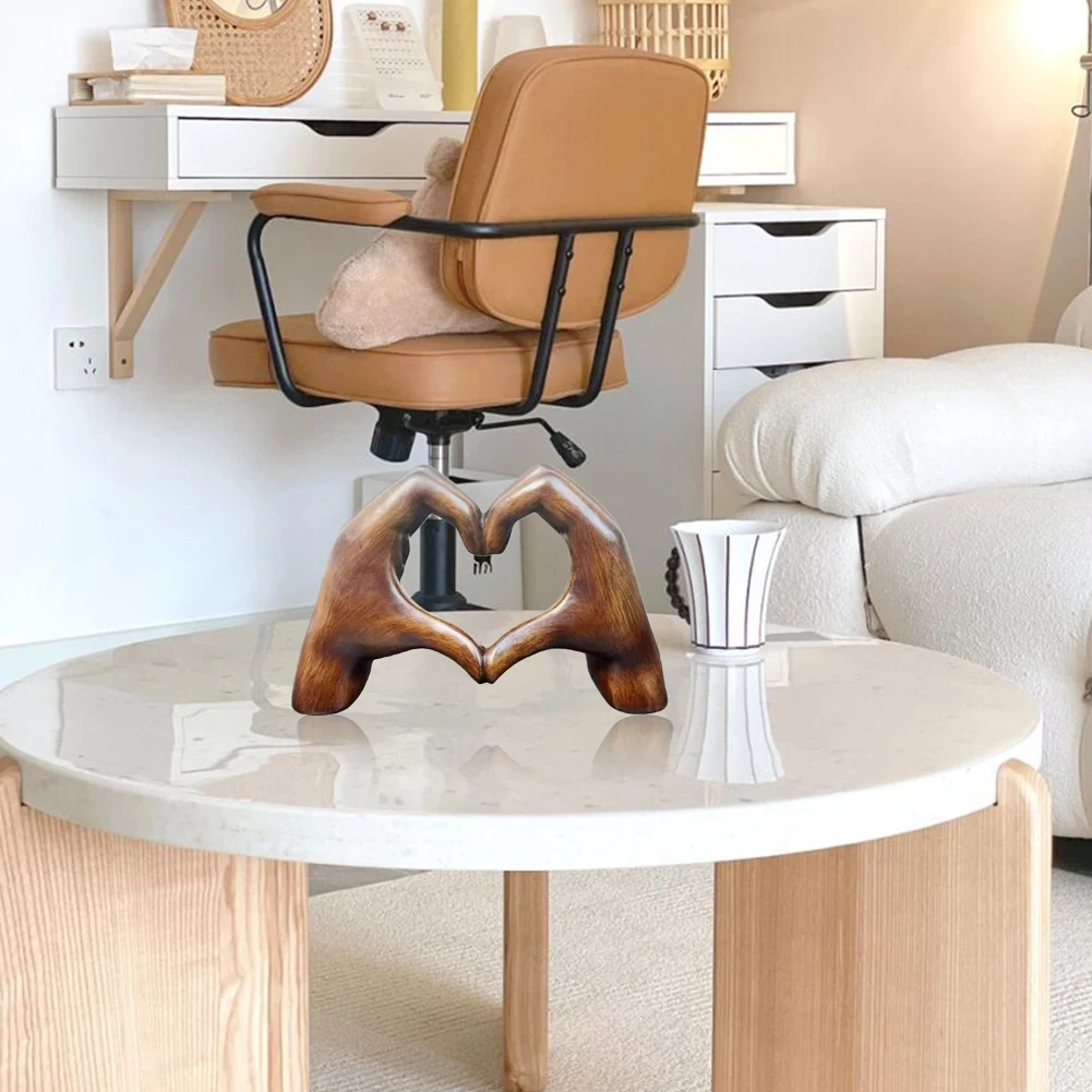 Faux Wood Grain Love Sign Sculpture Resin Hand Ornament Charming Wooden Heart Shape Gesture Statue for Home Office Decoration