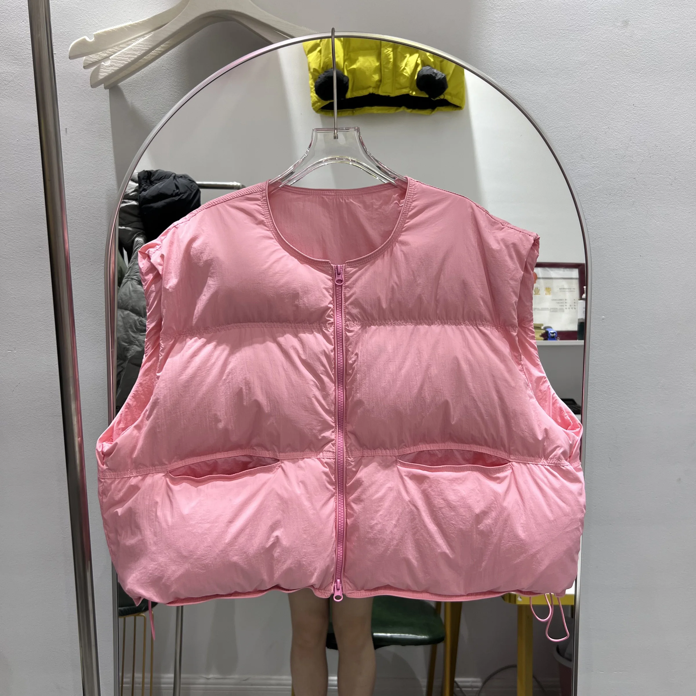 

Новинка осени 2025: Модный легкий пуховый жилет с круглым вырезом, узором «Тыква» и белым наполнителем из перьев, простой дизайн