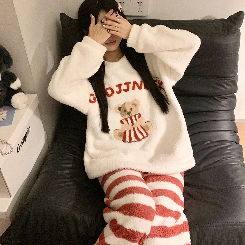 بيجامة دافئة مخملية رقيقة مخططة جديدة لعام 2025 للنساء، ملابس منزلية للخريف والشتاء من الصوف المرجاني السميك على شكل دب لطيف على شكل رسوم كرتونية