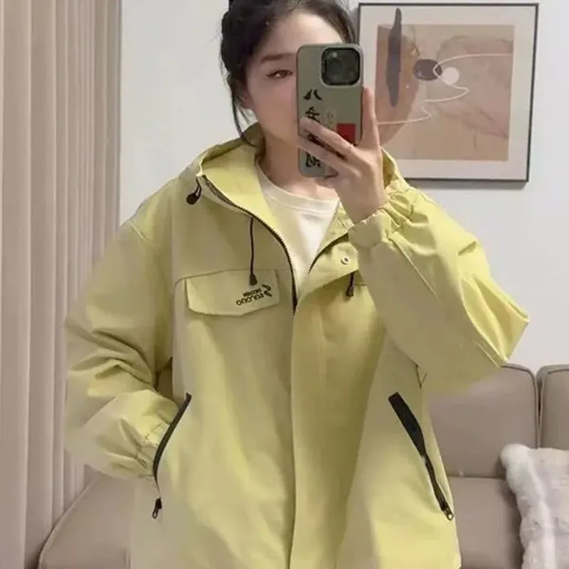 2026 Spring And Autumn New Retro Embroidery Splicing Casual Short Jacket Female Korean College Wind Joker Trench Coat Ladies