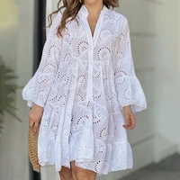 Elegante vestido Vintage de encaje liso para mujer, minivestido blanco holgado con cuello en V, estampado ahuecado, bordado, Sexy, para playa, Verano