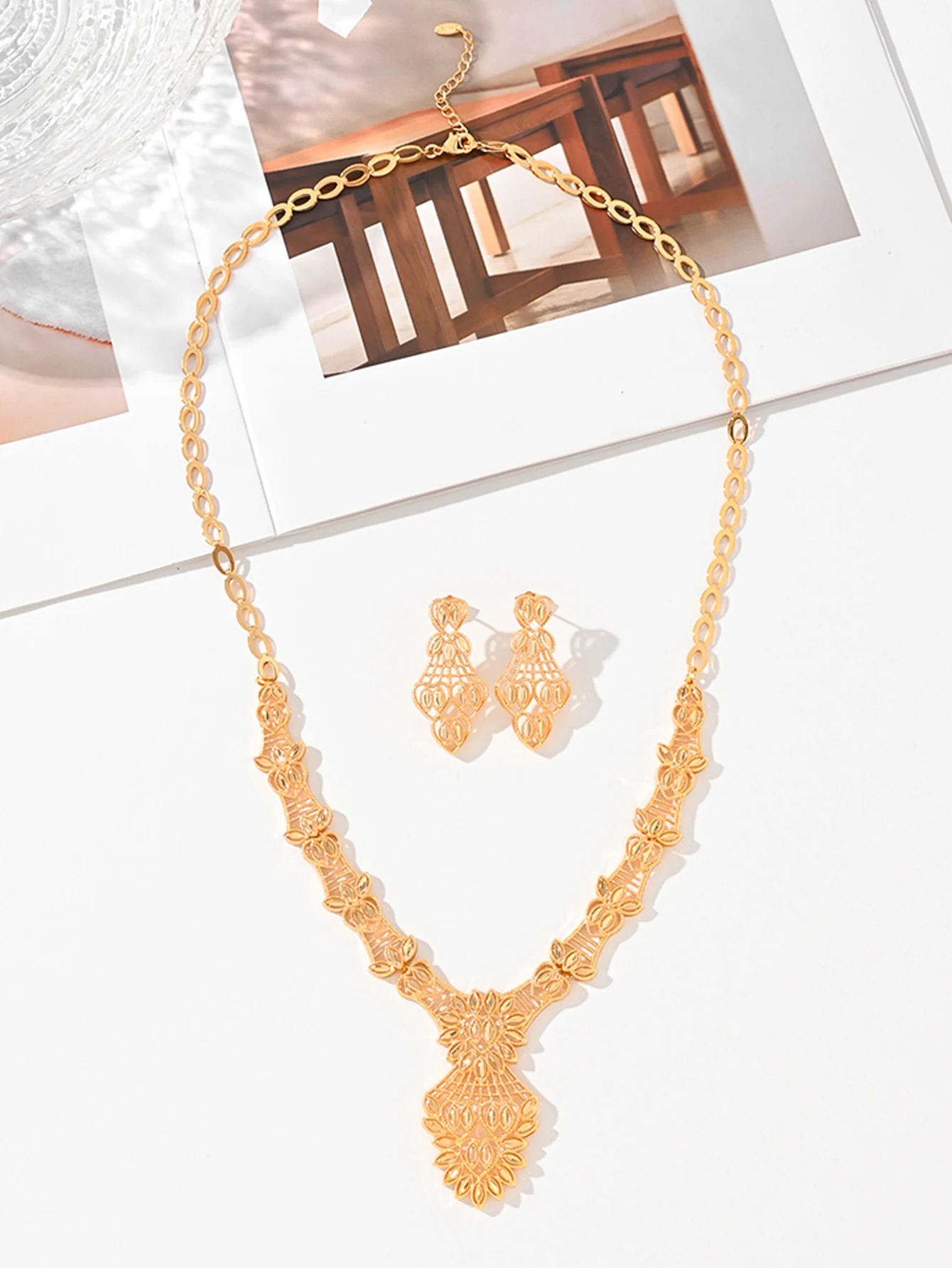 Ladies, exquisite fashionable geometric necklace and earrings with sparkling zircon, high-end elegant design jewelry set