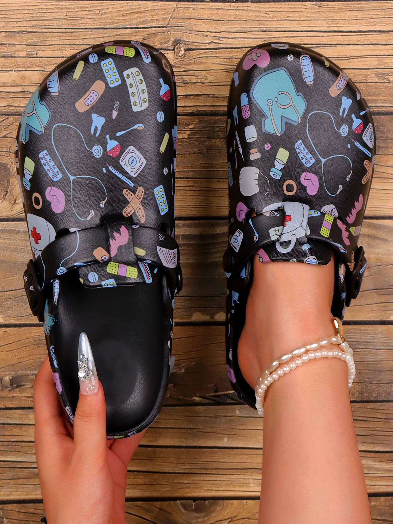 قباقيب نسائية عصرية بطباعة كرتونية، أحذية عمل صيفية مضادة للانزلاق، نعل مسطح ناعم خفيف الوزن وإبزيم قابل للتعديل ومقدمة مغلقة مناسبة للشاطئ والحديقة والخريف #2