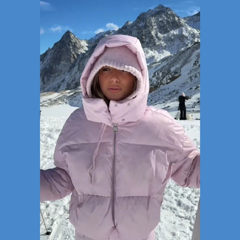 سترة شتوية عصرية من القطن بقلنسوة سترة قصيرة غير رسمية بسحاب سميك وأكمام طويلة معطف متين 2025 ملابس خارجية نسائية أنيقة جديدة دافئة