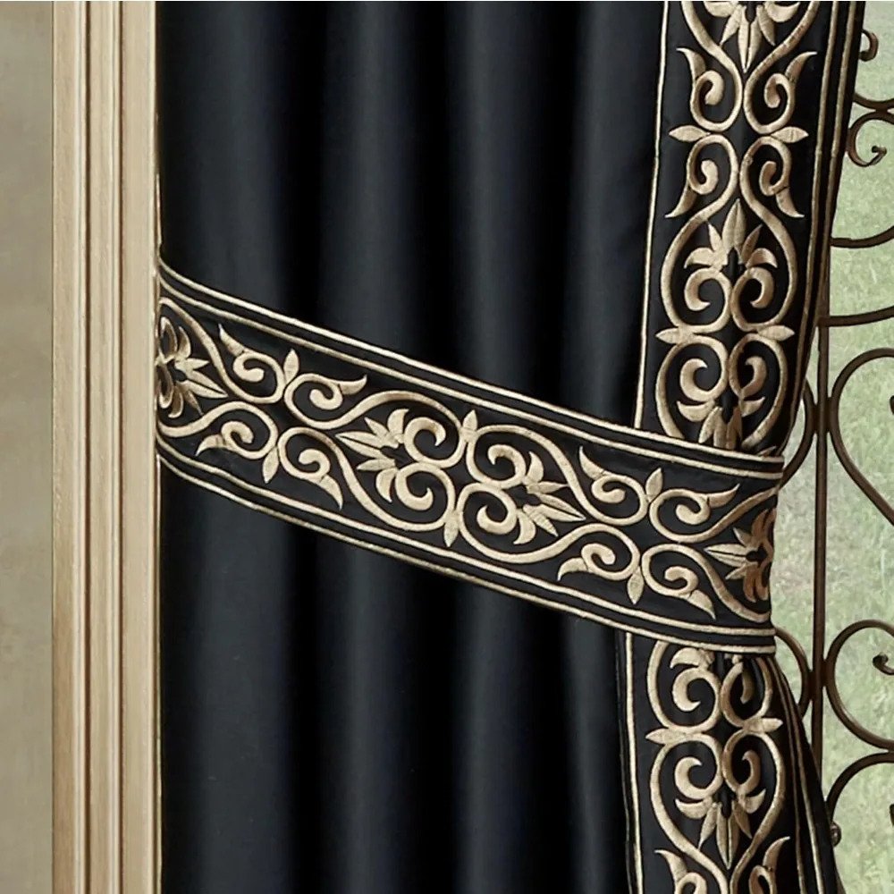 ผ้าม่านหรูหราด้วยผ้าซาตินสีดำสุดหรูและงานปักลายม้วนสีทอง ดีไซน์ที่ได้แรงบันดาลใจจากพระราชวังเพื่อความสง่างาม
