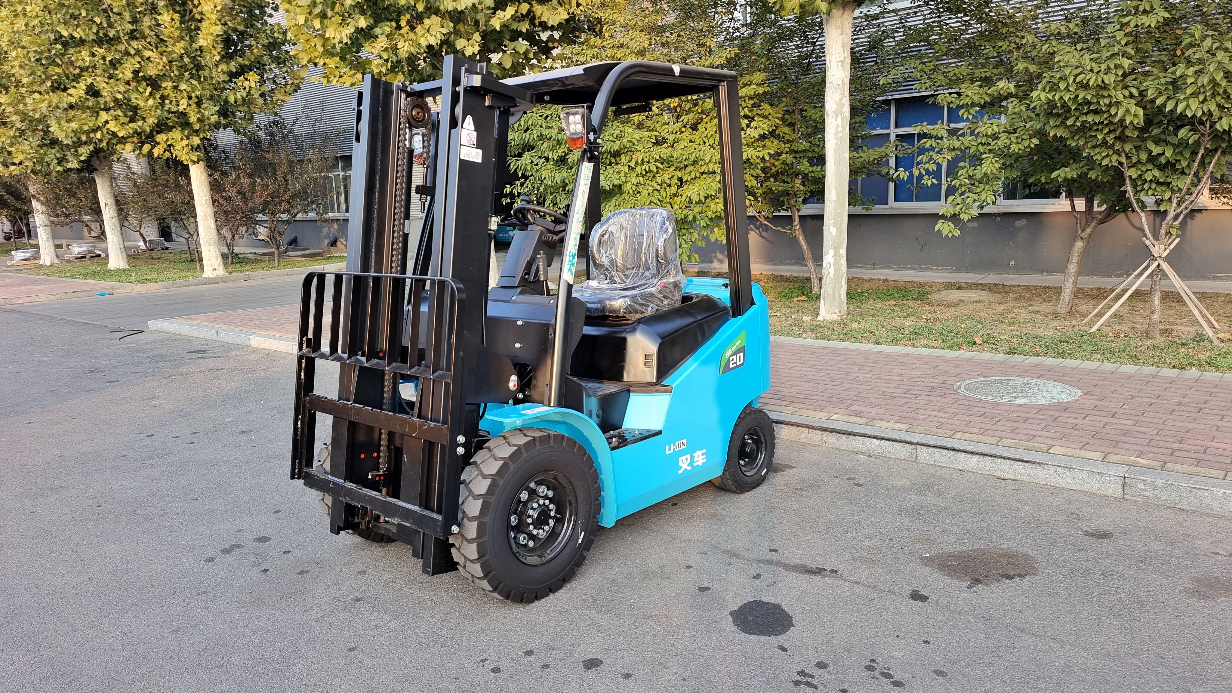 2025 New 2000kg 2500kg Electric Forklift 80V Lithium Battery 118 Inch Lift 4400lbs Capacity Fast Delivery Warehouse Logistics