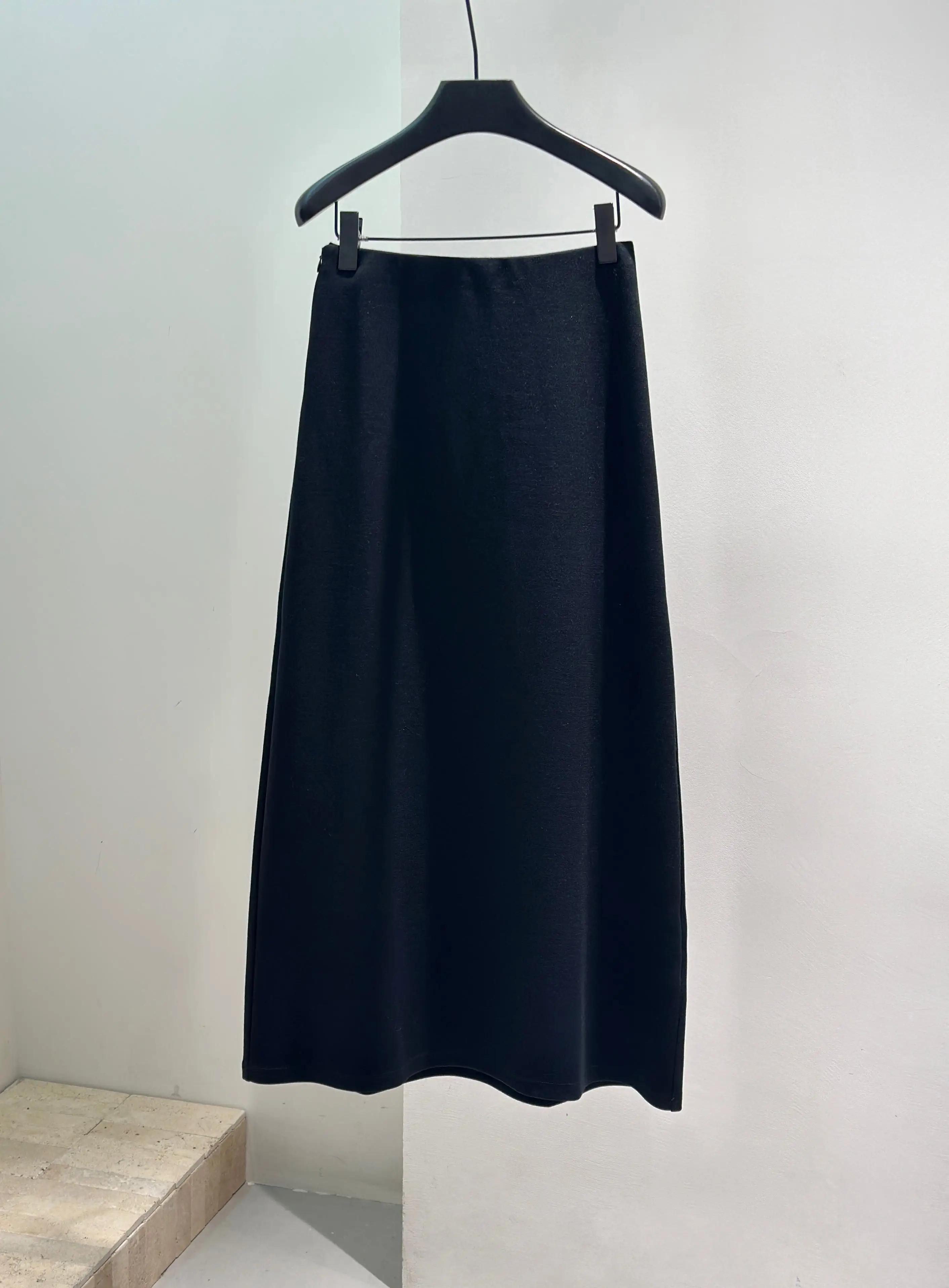 高品質なレディース新作、Aラインのミニマリストロングスカート。伸縮性のあるウエストバンドとサイドジッパー付きで快適なウール素材を使用。