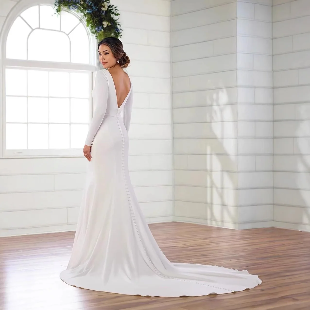 Abito da sposa di lusso con scollo a V in morbido raso Boho con strascico e abito da sposa a maniche lunghe a sirena dal design senza schienale personalizzato Nuovo