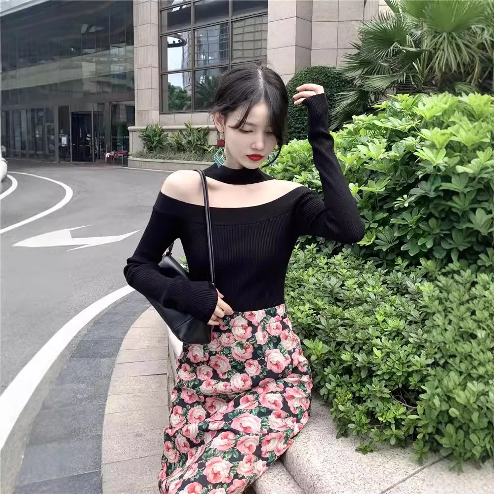 Krótki dzianinowy top w stylu Hong Kong, z dekoltem typu halter, dopasowany, wyszczuplający, z odkrytymi ramionami i wysokim stanem.