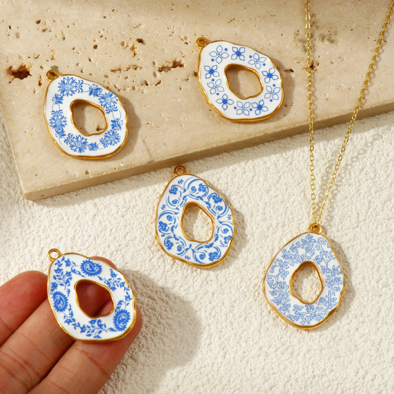 2 Stück unregelmäßige Anhänger aus 304 Edelstahl mit blauer Blumenverzierung, blau-weißem Porzellan-Druck, geometrisch, DIY-Zubehör für Frauen, 3,5x2,5 cm – Detail 3