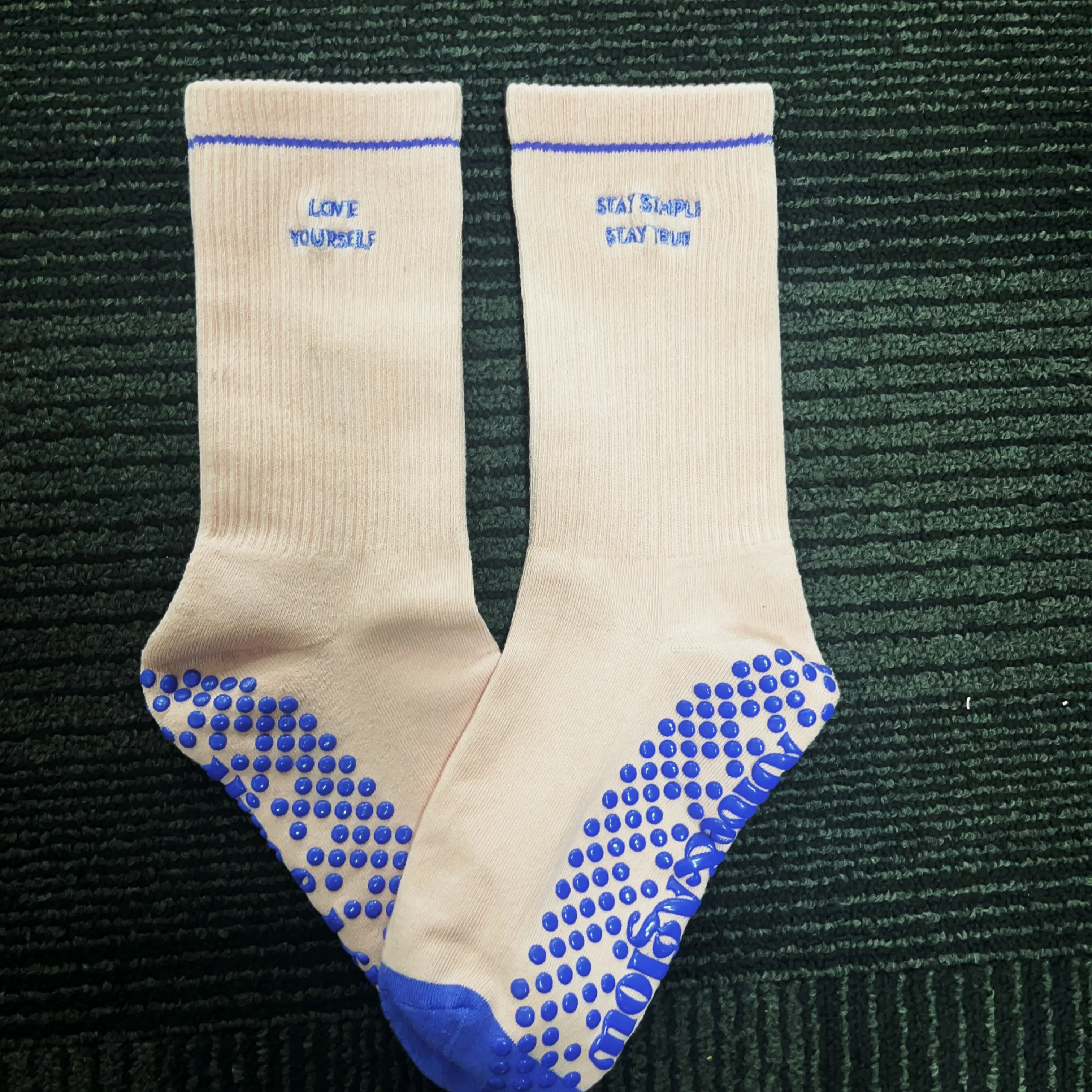 

2025 Women's Gym Pilates Crew Yoga Socks Custom Logo Cartoon Letter Embroidery Fashion Novel Antislip Bottom Free Size