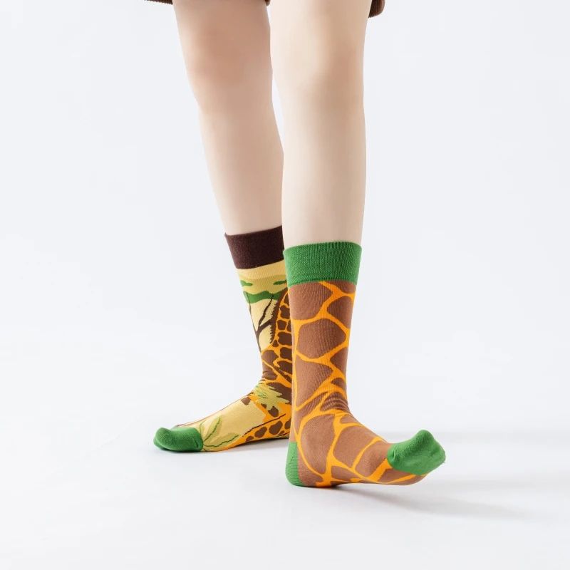 1 pair of asymmetrical giraffe-print socks for men and women, size 35–40
