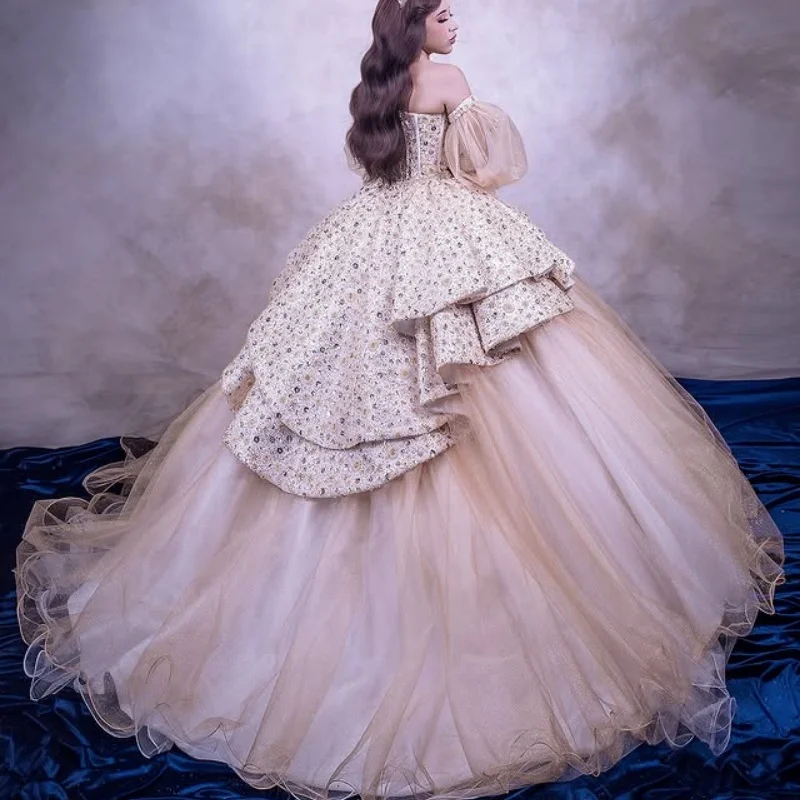 Robes de Quinceanera champagne personnalisées, épaules dénudées, paillettes appliquées, superposition de tulle, longue queue, 15