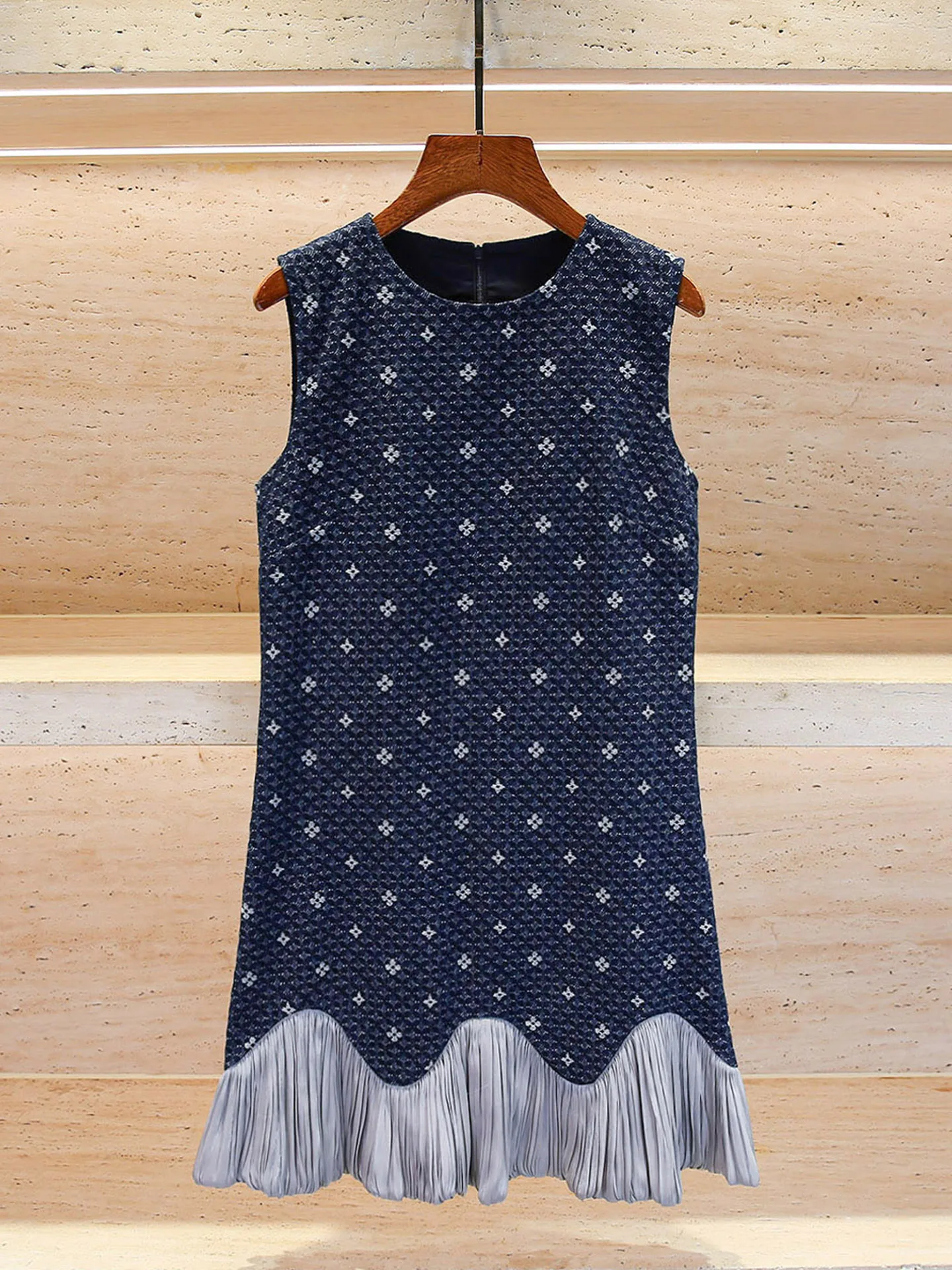 فستان نسائي راقٍ من ساوث أويل لخريف 2025 بتصميم أنيق مطرز بخصر مرتفع وتنورة بسيطة للعمل