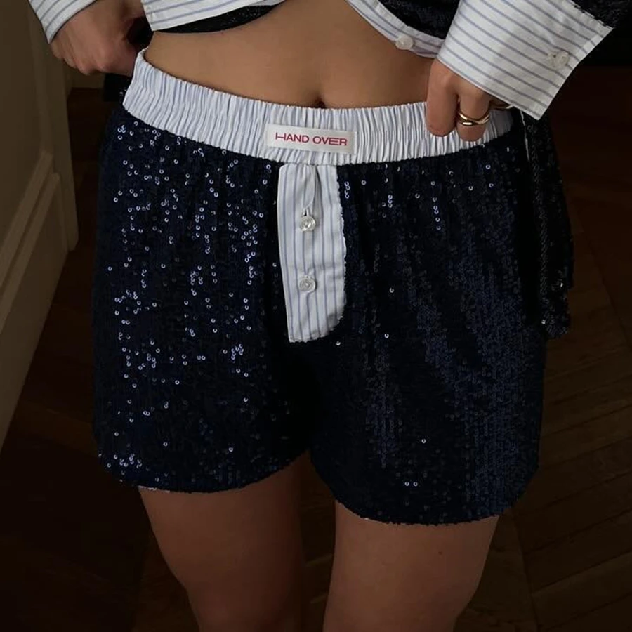 شورت بيجامة نسائي مرقع لعام 2025 شورت نوم مخطط مزين بالترتر اللامع منخفض الارتفاع للصيف