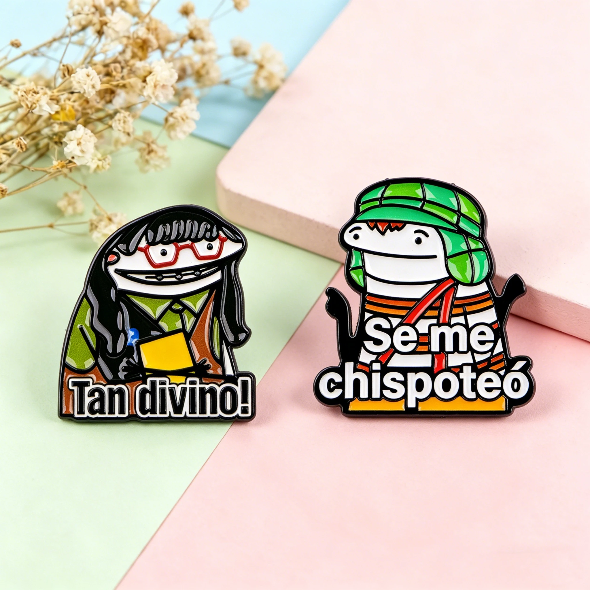 2er-Set Comedy-TV-Show-Figuren-Emaille-Pins mit spanischen Zitaten – Anstecknadeln für Hüte, Kleidung, Rucksäcke, Dekoration, Schmuck, Accessoires, Geschenke