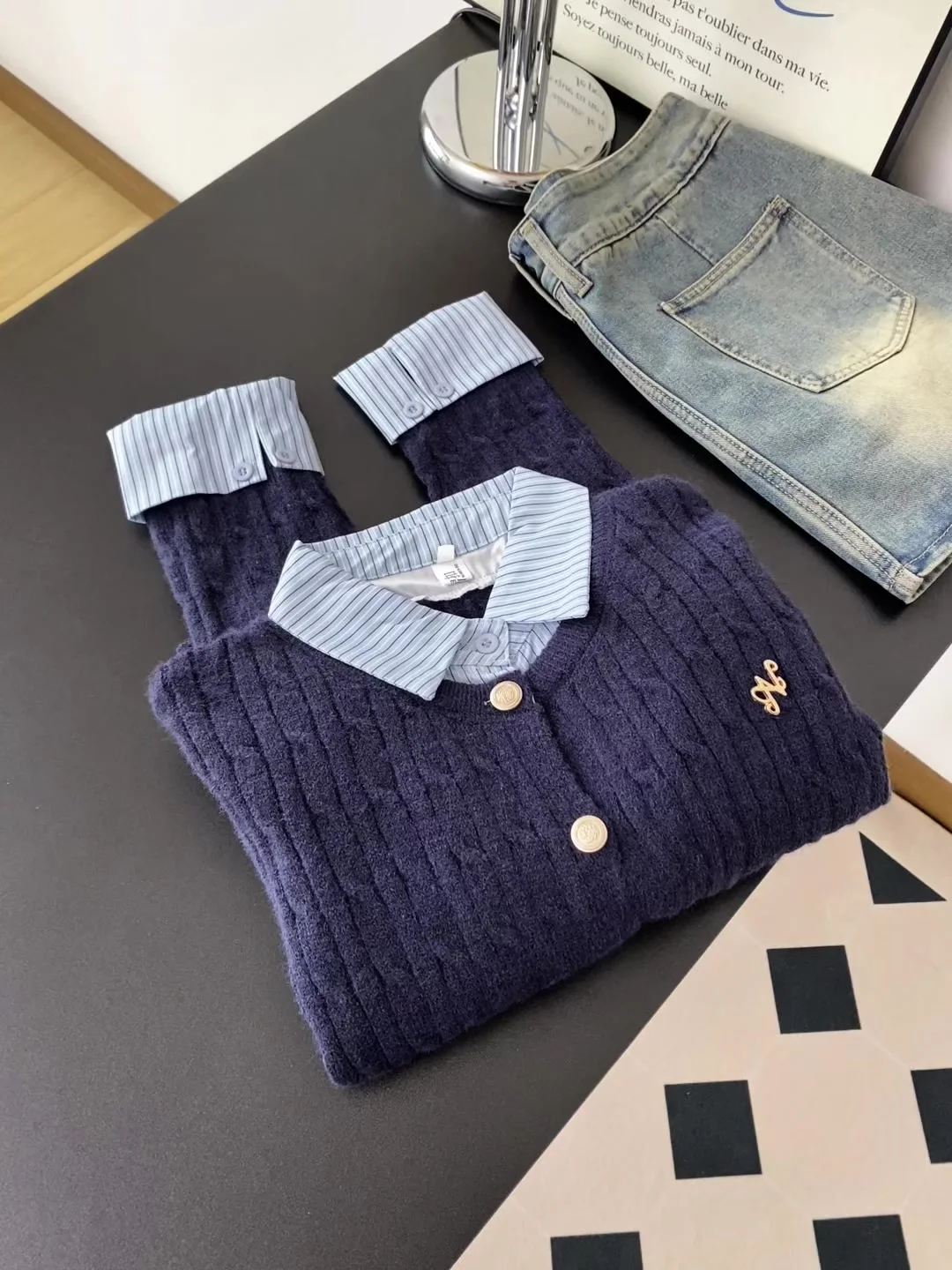 

Корейский Sle College Briti Aosphere Ложный двухсекционный свободный дизайн Sense Осенний синий вязаный свитер irt