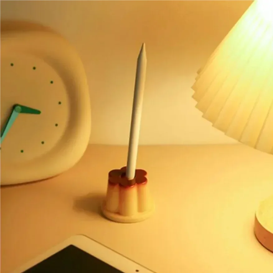 

1PC Creative Pudding Pen Holder Cute Pudding Pen Holder Birthday Gift Creative Desktop Girl Heart Small Ornament