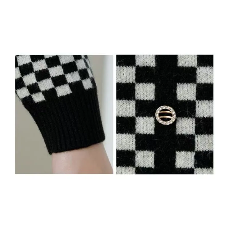 Herbst und Winter Modischer langärmeliger karierter Strickjackenpullover mit Kontrastknöpfen und lockerem Boden