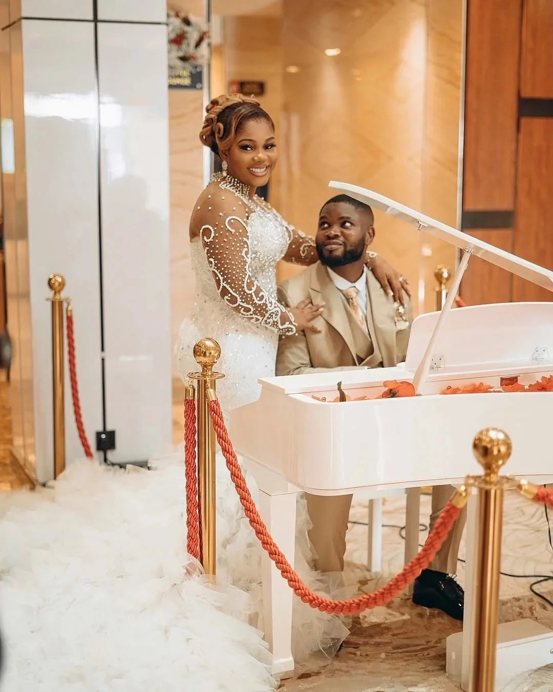 カスタマイズされたハイカラーシャイニービーズクリスタルマーメイドウェディングドレスローブデマリーティアチュールロングスリーブブライダルガウン