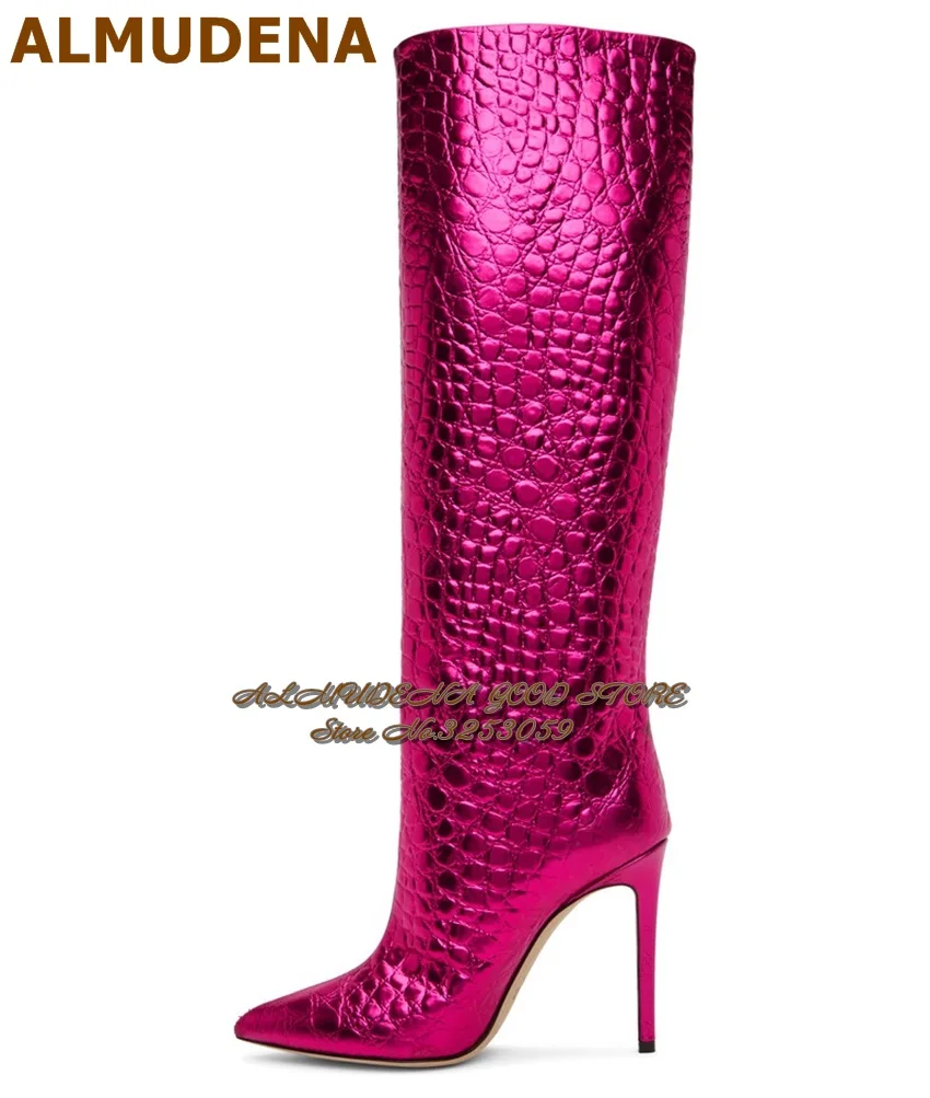 ALMUDENA Fuchsia Pink Metallic Croc Hohe Stiefel Ovales Kopfsteinpflastermuster Kniestiefel Stiletto-Absatz Spitze Zehen Bankettschuhe