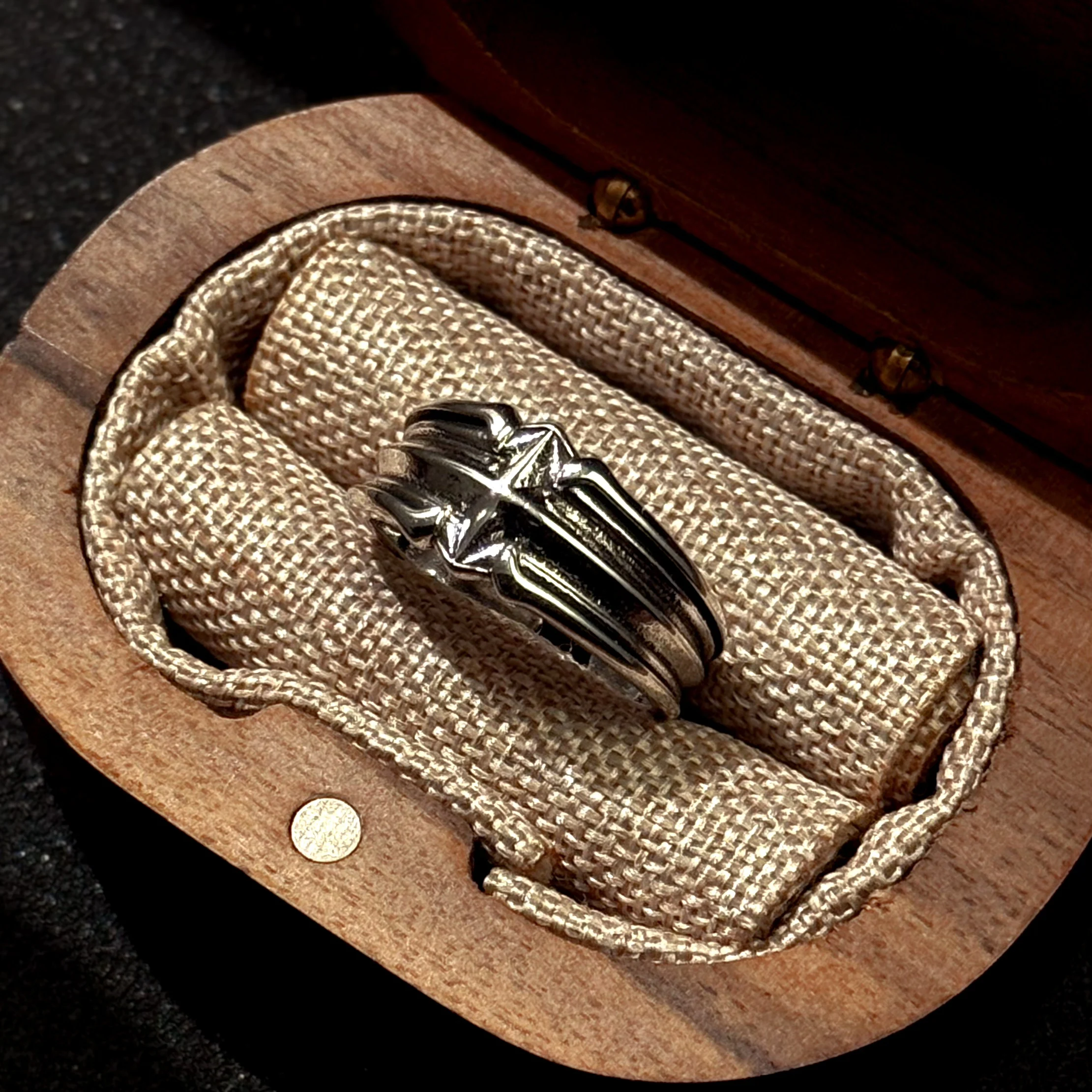Retro „Astral“ Stern-Ring, verstellbar, offener Ring für Herren, versilbertes Messing, Punk, Gothic, edgy Schmuck, trendige Accessoires, Unisex-Geschenk – Detail 12