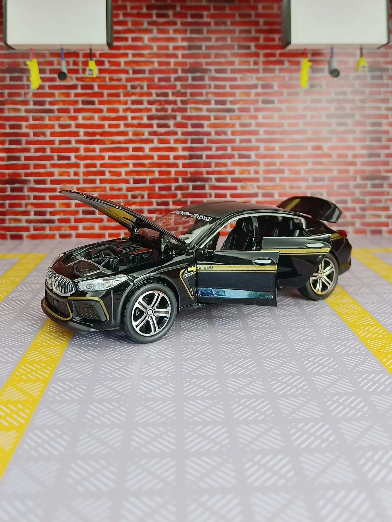 1:32 Bmw M8 Simulatie Metalen Voertuigen Terugtrekken Diecast Model Auto Speelgoed Sportwagen Met Geluidslicht Voor Kinderen Geschenken