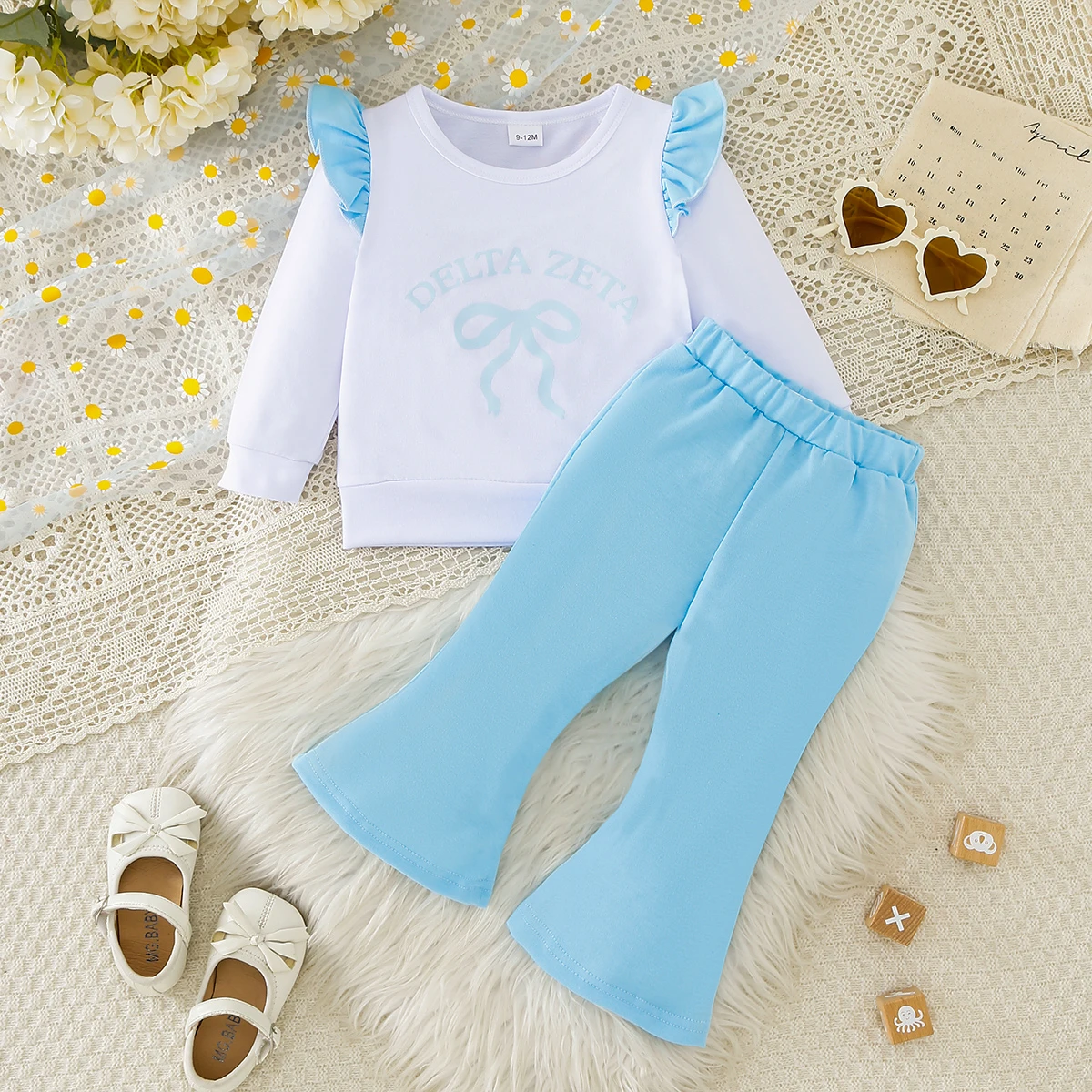 

Комплект из 2 предметов: расклешенные брюки с бантом на весну и осень: принт с рюшами на рукавах + мягкий удобный тканевый принт с бантом.