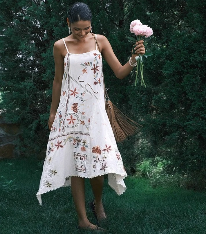 Boho Strand Ärmellose Träger Kleider Frauen Vintage Aushöhlen Floral Stickerei Baumwolle Lange Spitze Kleid Sommer Unregelmäßigen Saum Robe