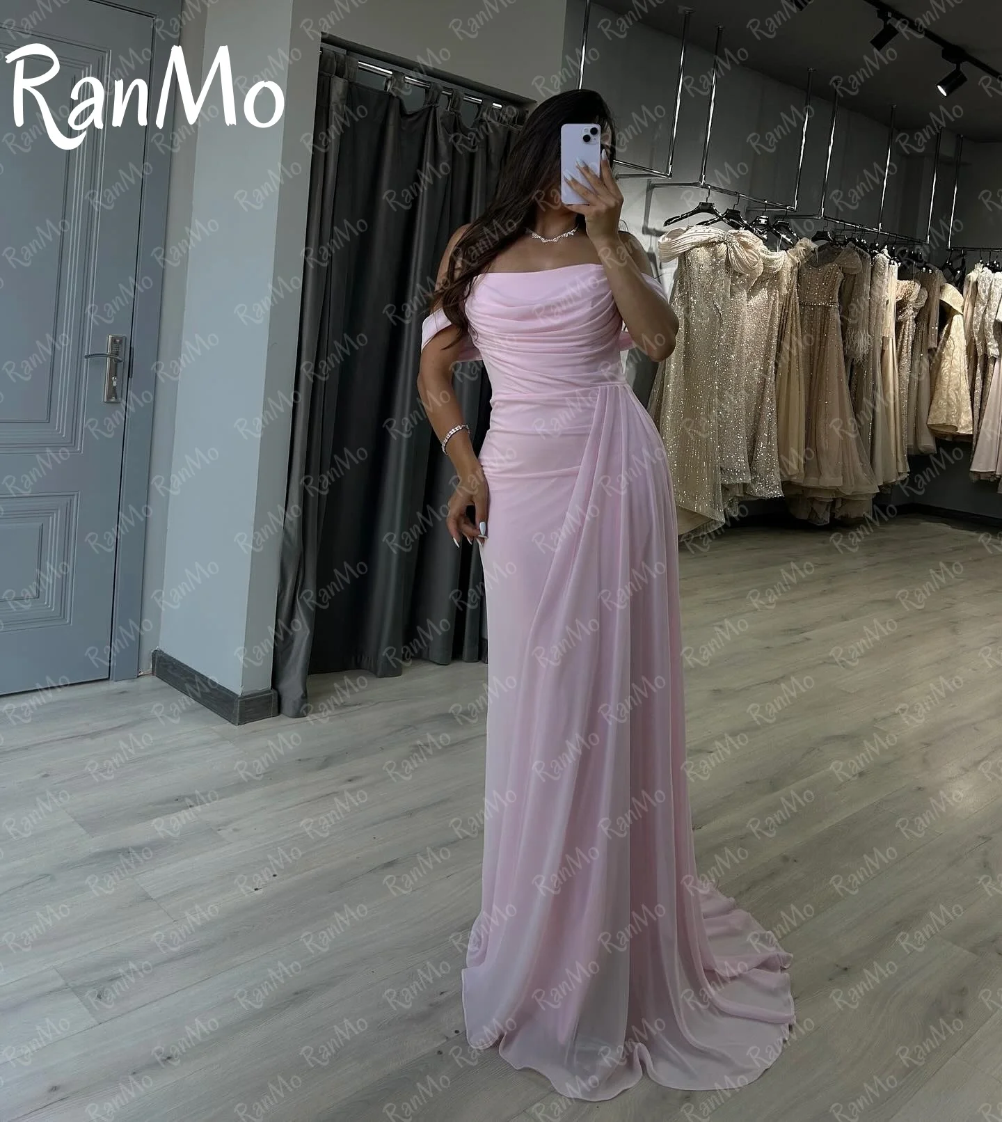 Ranmo Abiti da ballo in chiffon rosa personalizzati con spalle scoperte Pieghe a trapezio Lunghezza pavimento Abito da cerimonia nuziale Elegante da sera per donna